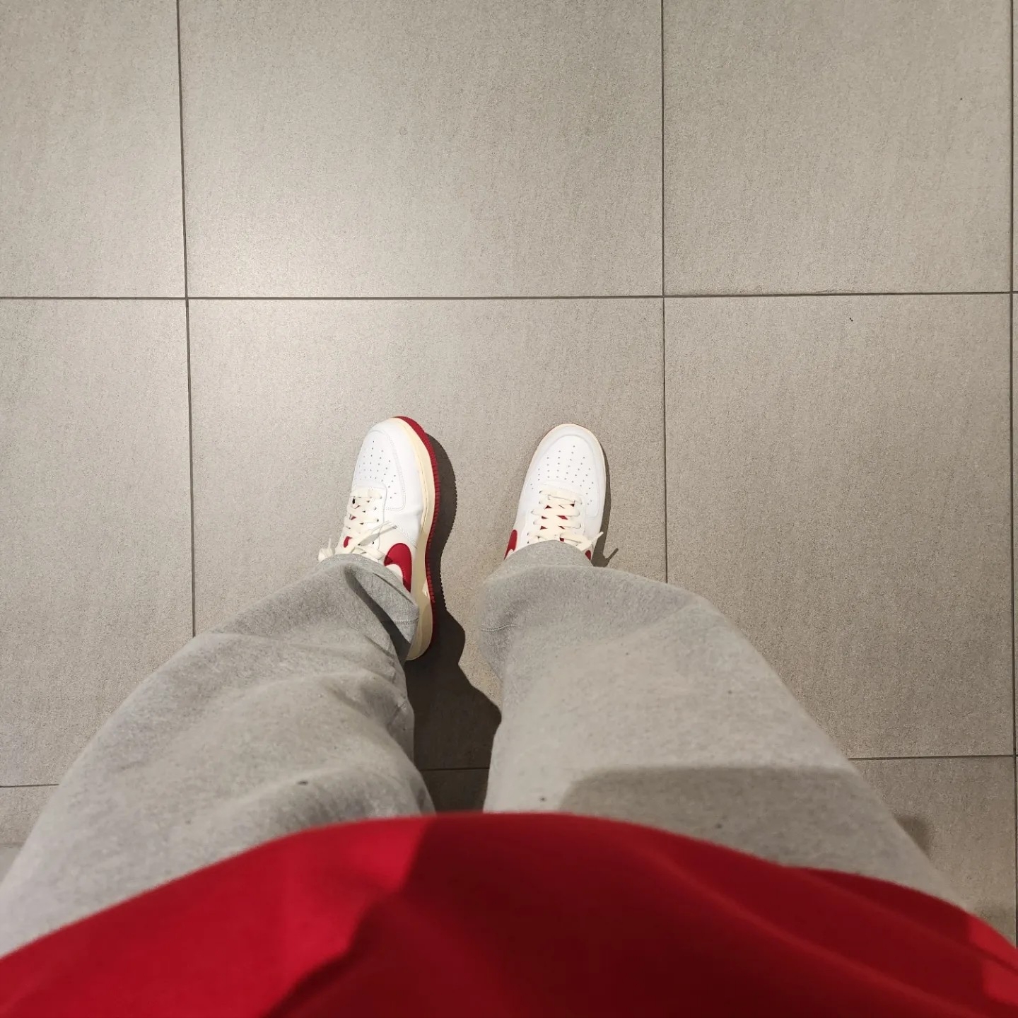 Nike Air Force 1 '07 LV8 Varsity White Gym Red 착용 스타일