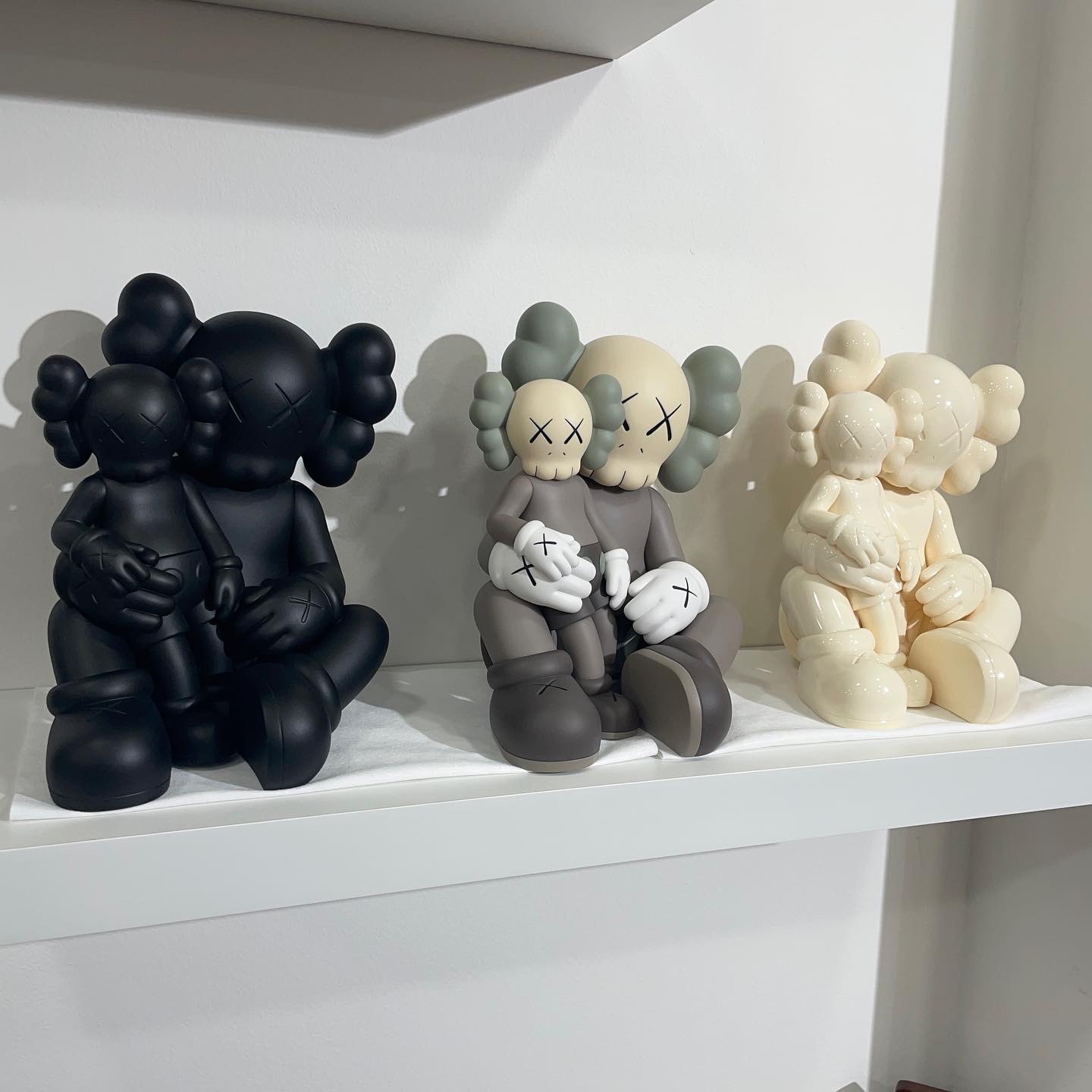 Kaws Holiday Changbai Mountain Vinyl Figure Black, Kaws Holiday Changbai Mountain Vinyl Figure Brown 착용 스타일 - 1