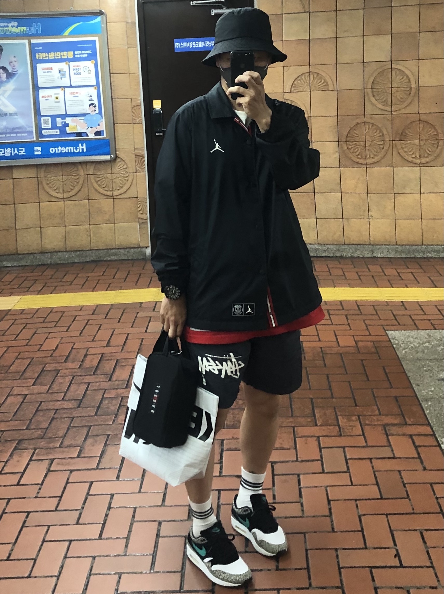 NIke x Atmos Air Max 1 Elephant 2017, Jordan x Paris Saint-Germain Coach Jacket Black White 착용 스타일