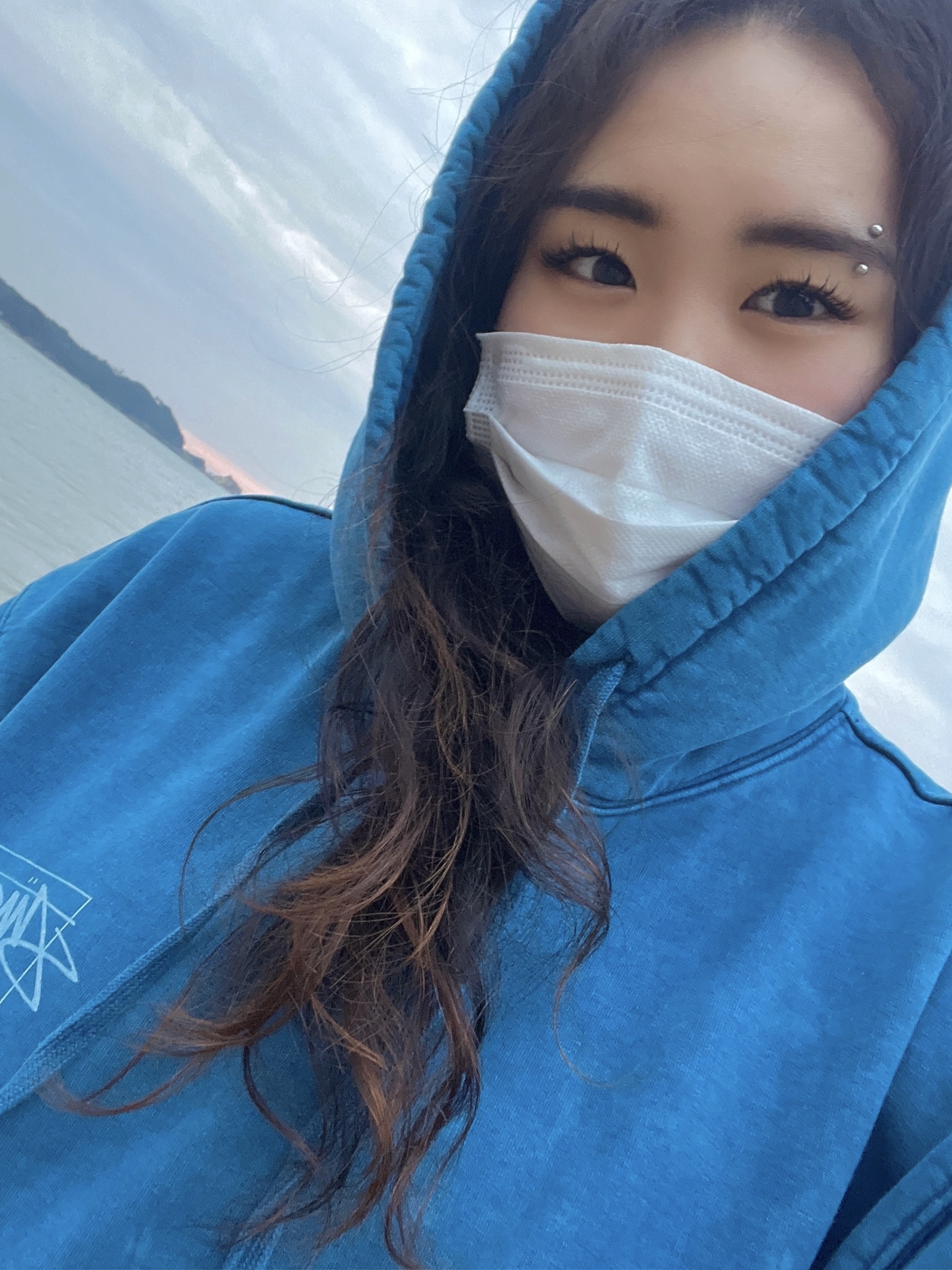 Stussy Dyed Stussy Designs Hoodie Blue, Adidas Yeezy Foam RNNR Ochre 착용 스타일 - 2