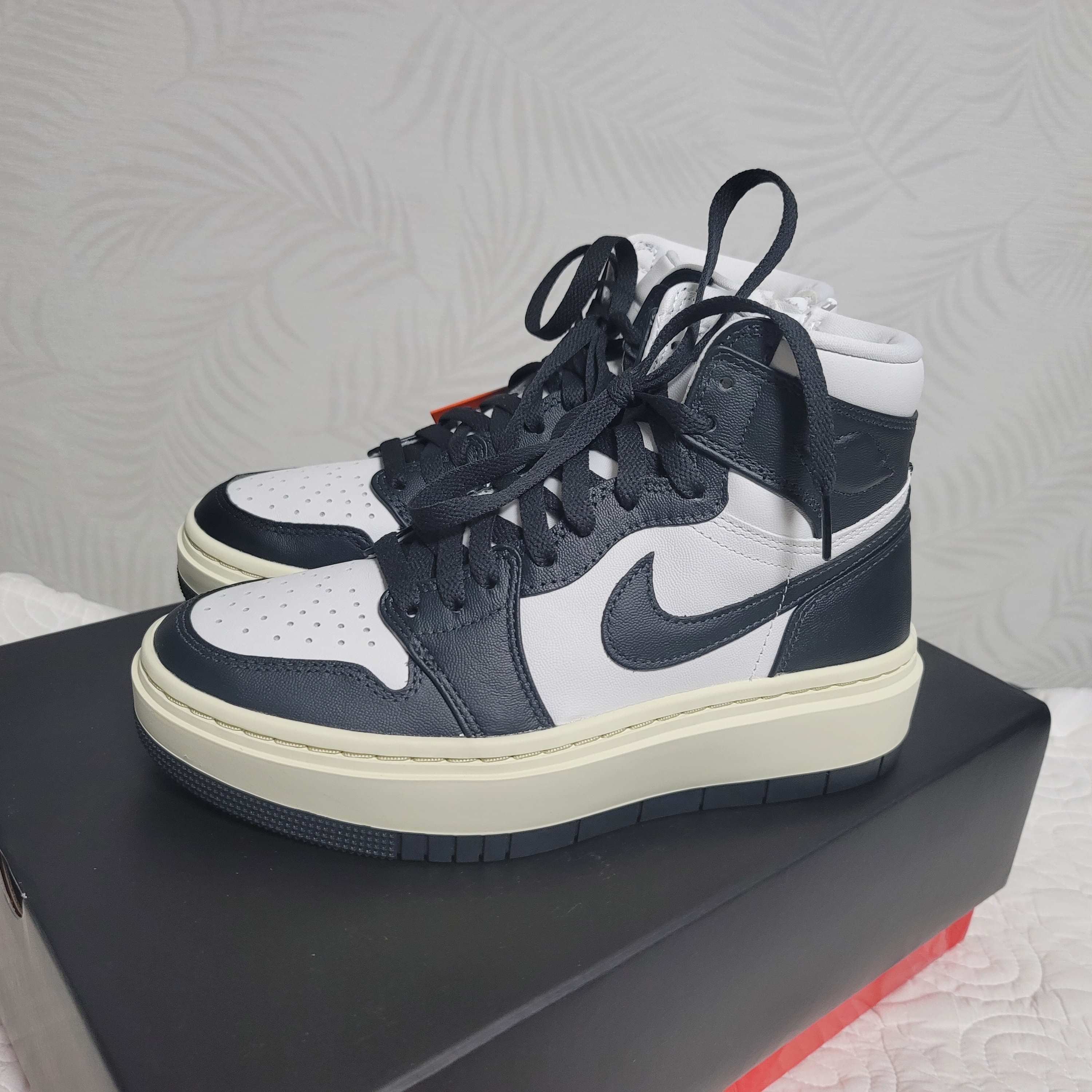 (W) Jordan 1 Elevate High Varsity Red, (W) Jordan 1 Elevate High Dark Ash 착용 스타일 - 2