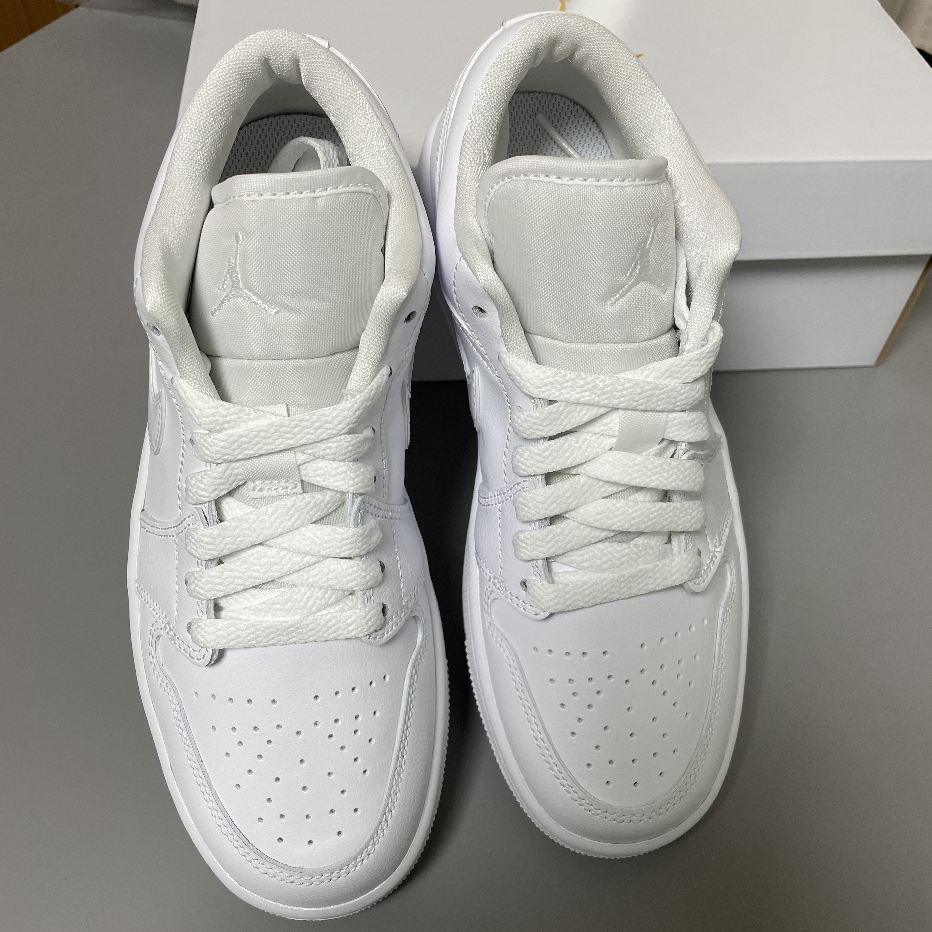 Jordan 1 Low Triple White 착용 스타일