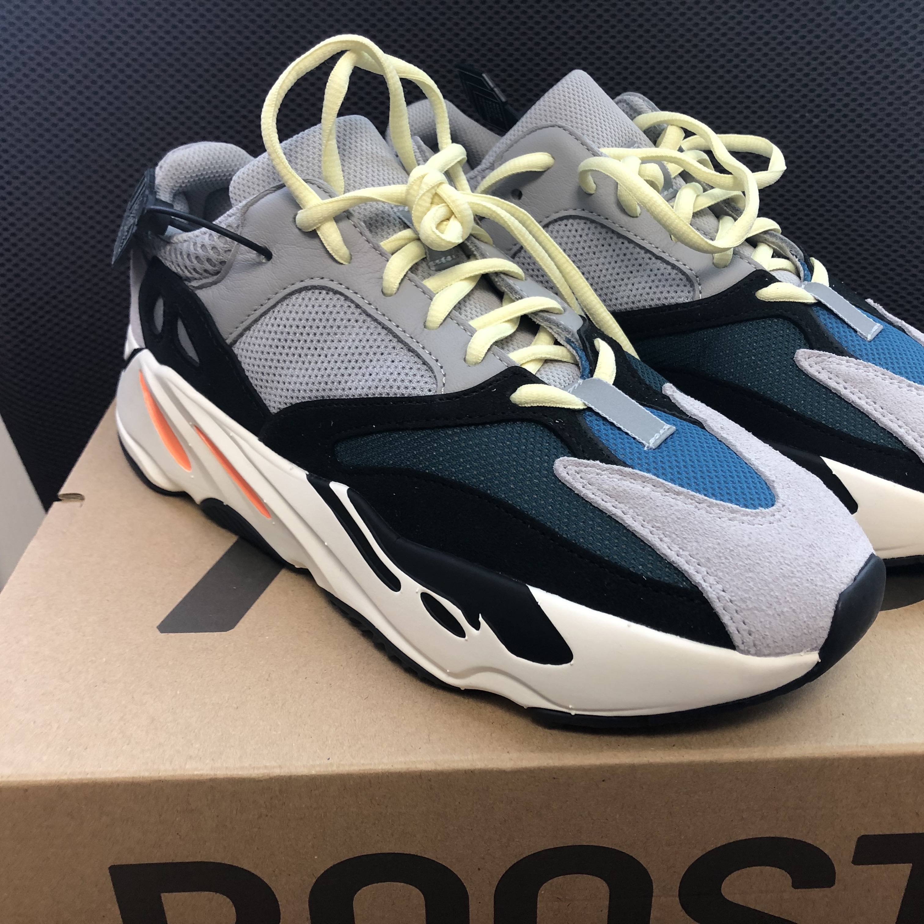 Adidas Yeezy Boost 700 Wave Runner Solid Grey 2021/2022 착용 스타일 - 1