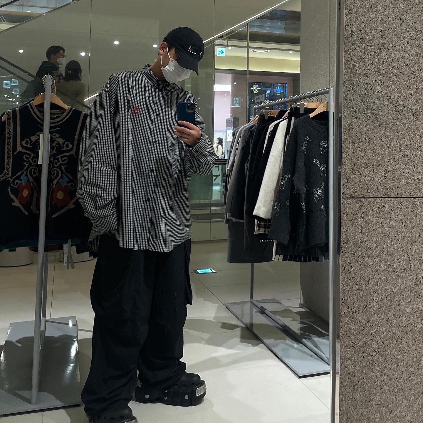 Balenciaga x Crocs Hardcrocs Slide Black, Balenciaga Micro Check Mix Poplin Sporty B Cosy Shirt Black White 착용 스타일 - 3