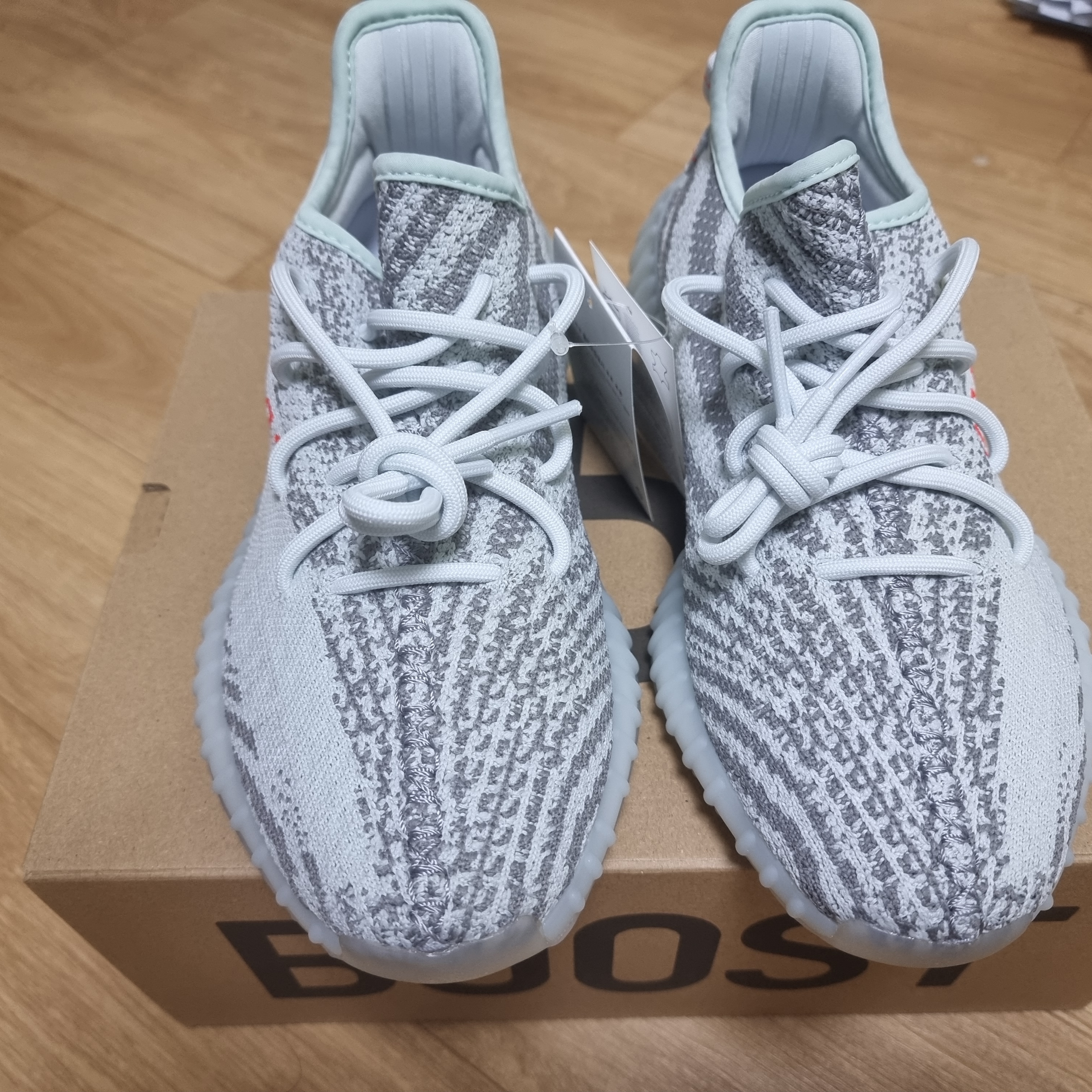 Adidas Yeezy Boost 350 V2 Blue Tint 2017 착용 스타일 - 1