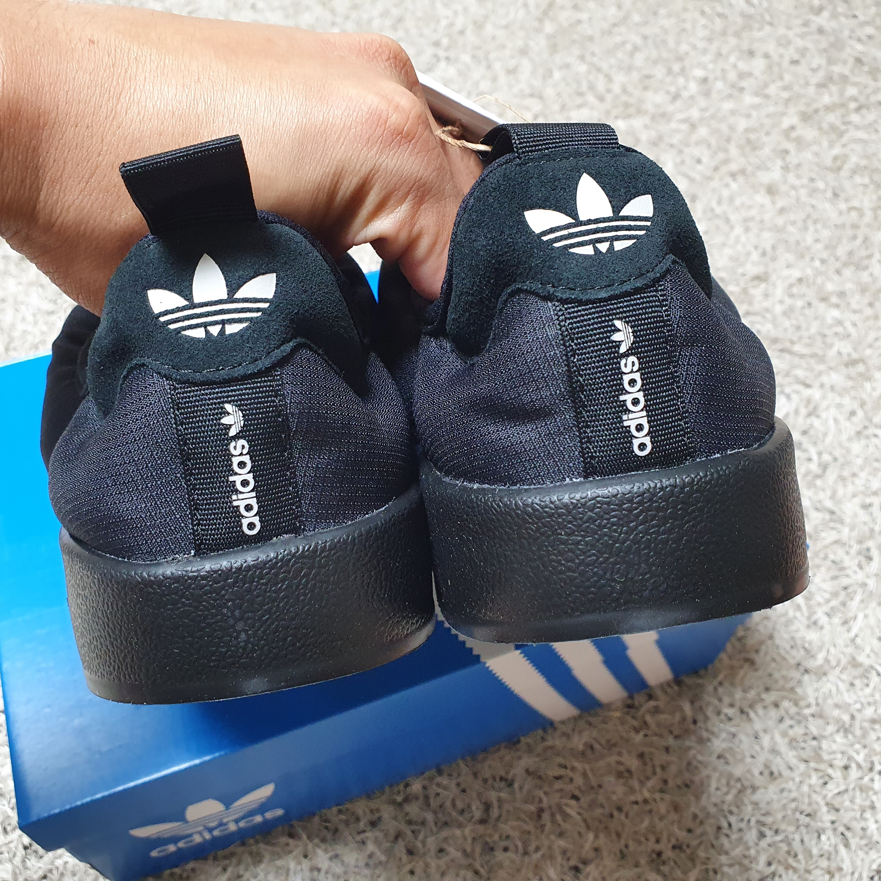 Adidas Puffylette Core Black 착용 스타일