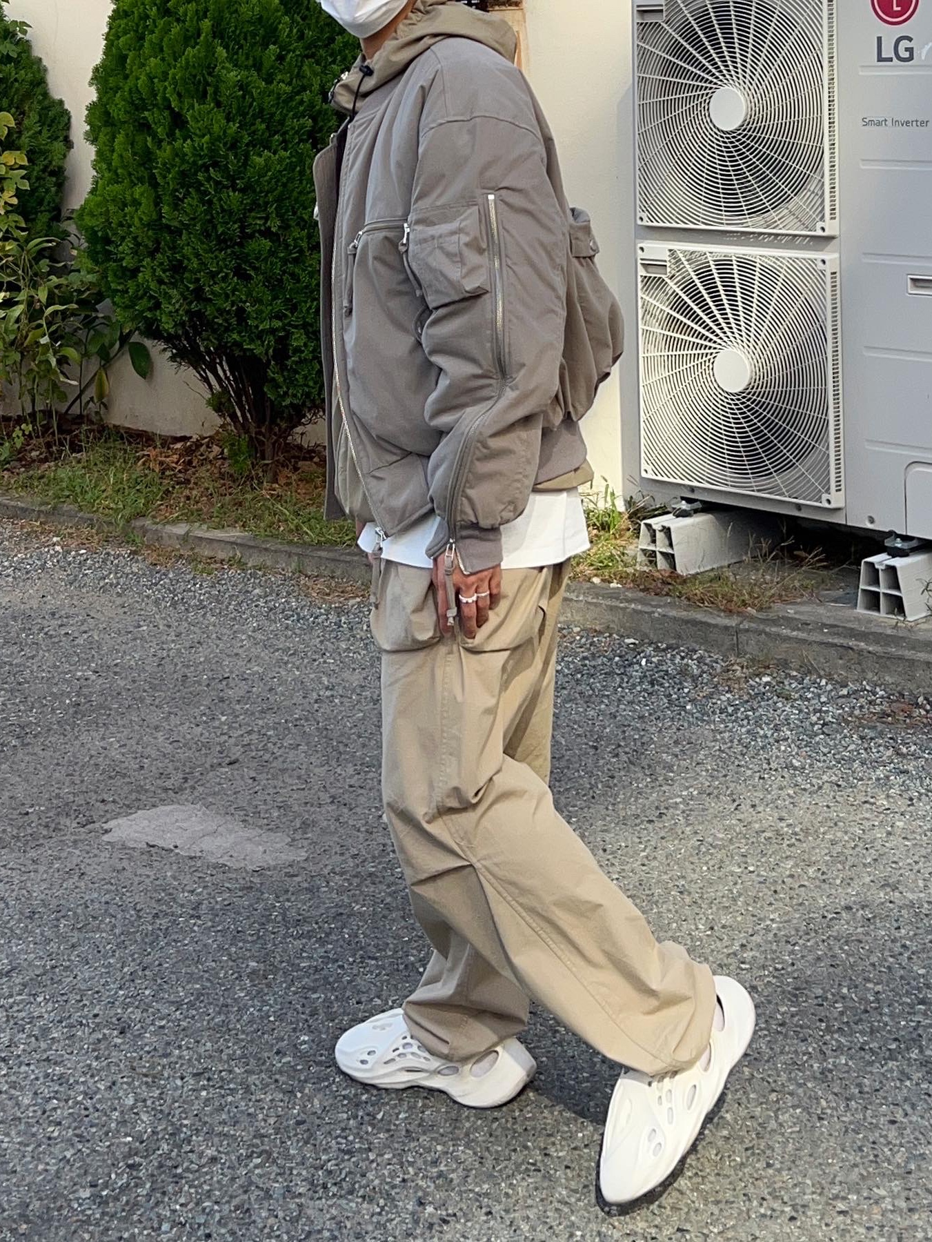 Adidas Yeezy Foam RNNR Sand 착용 스타일 - 3