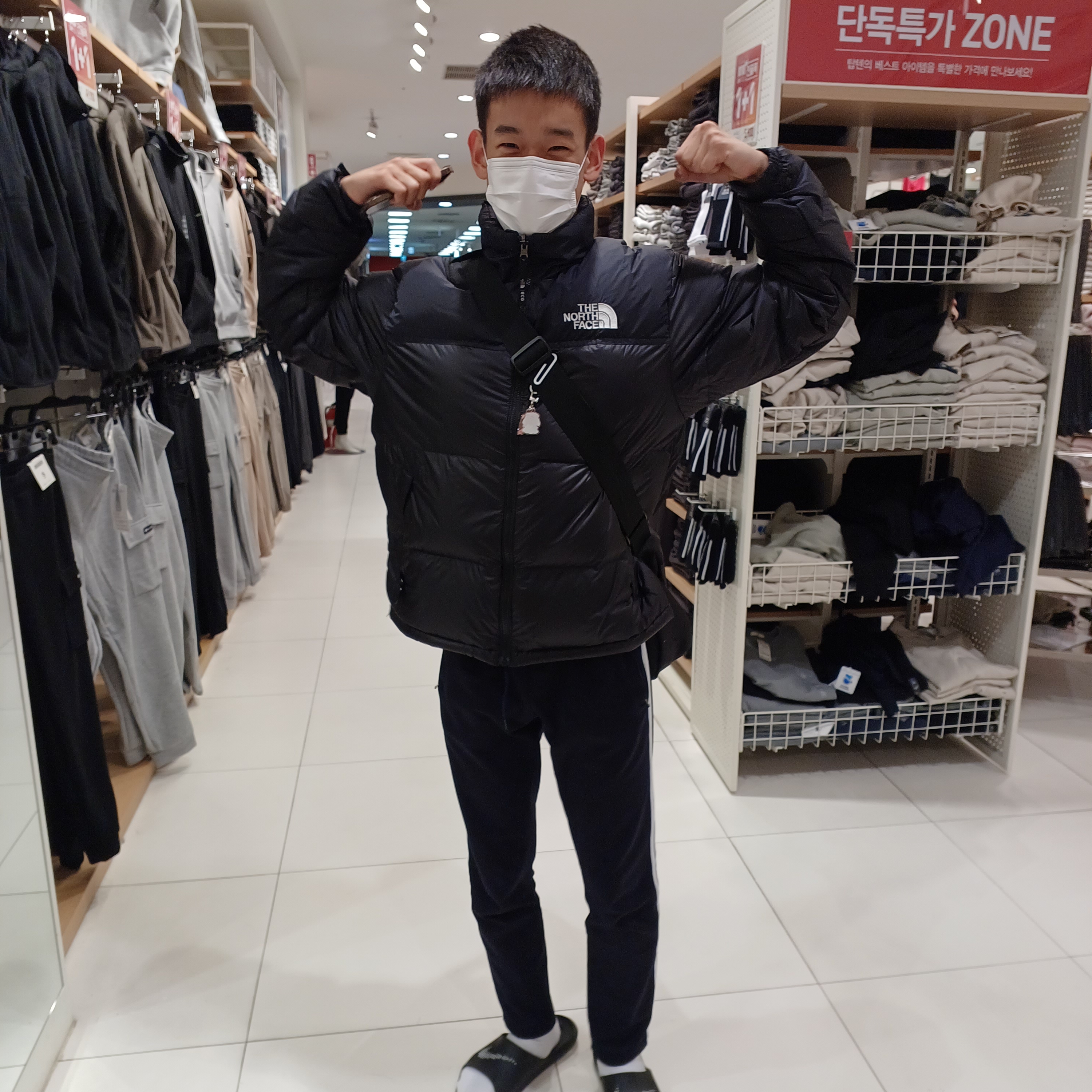The North Face 1996 Eco Nuptse Jacket Black 착용 스타일