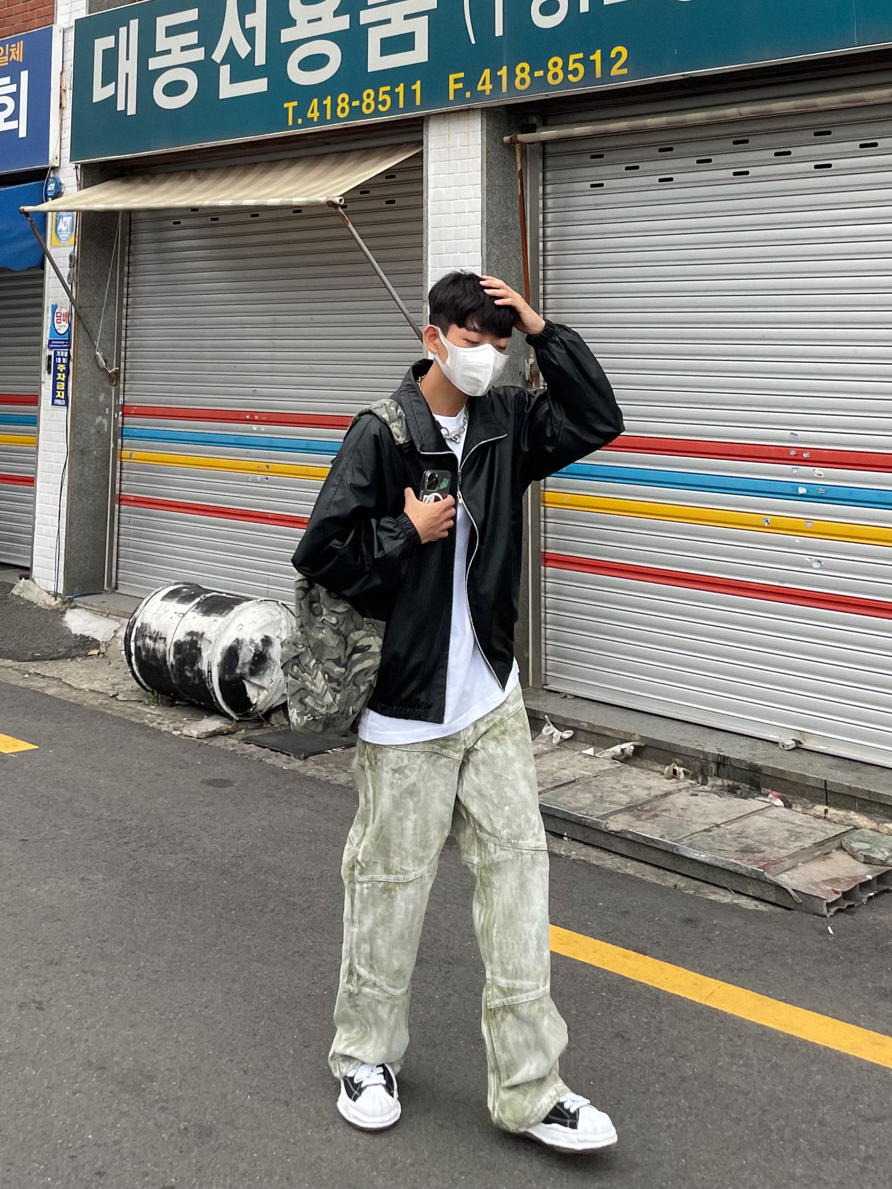 Stussy Canvas Backpack Veil Camo, Maison Mihara Yasuhiro Blakey OG Sole Canvas Low-top Sneakers Black White 착용 스타일 - 2