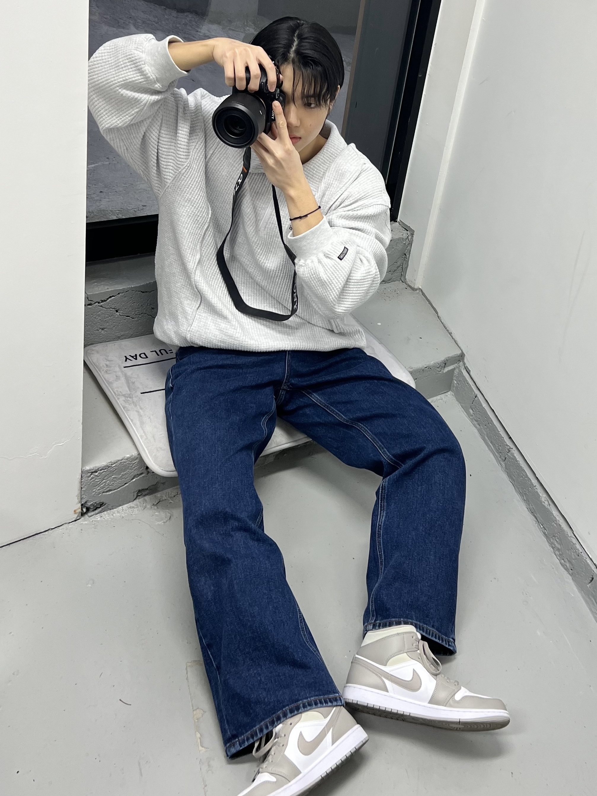 Jordan 1 Mid College Grey 착용 스타일