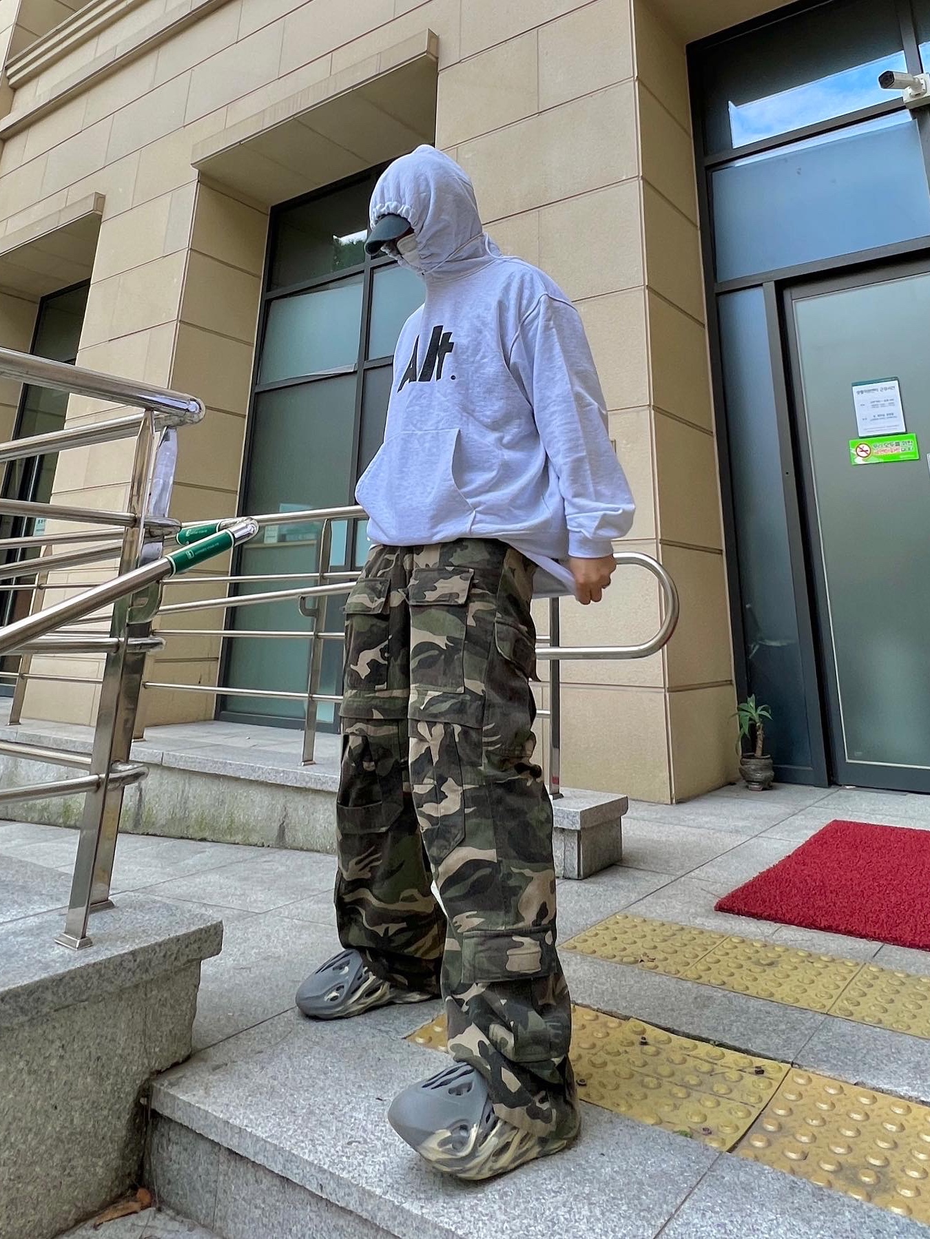 Adidas Yeezy Foam RNNR MXT Moon Gray 착용 스타일 - 1