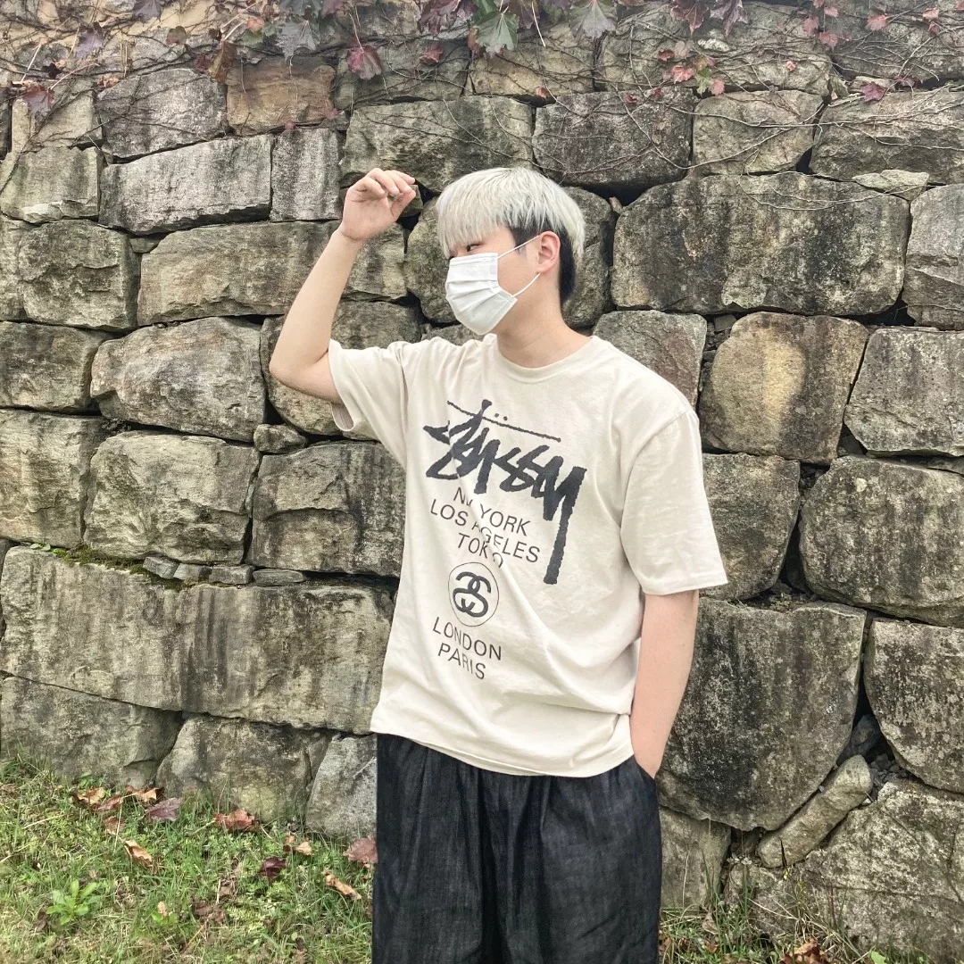Stussy World Tour T-Shirt Smoke 착용 스타일 - 2