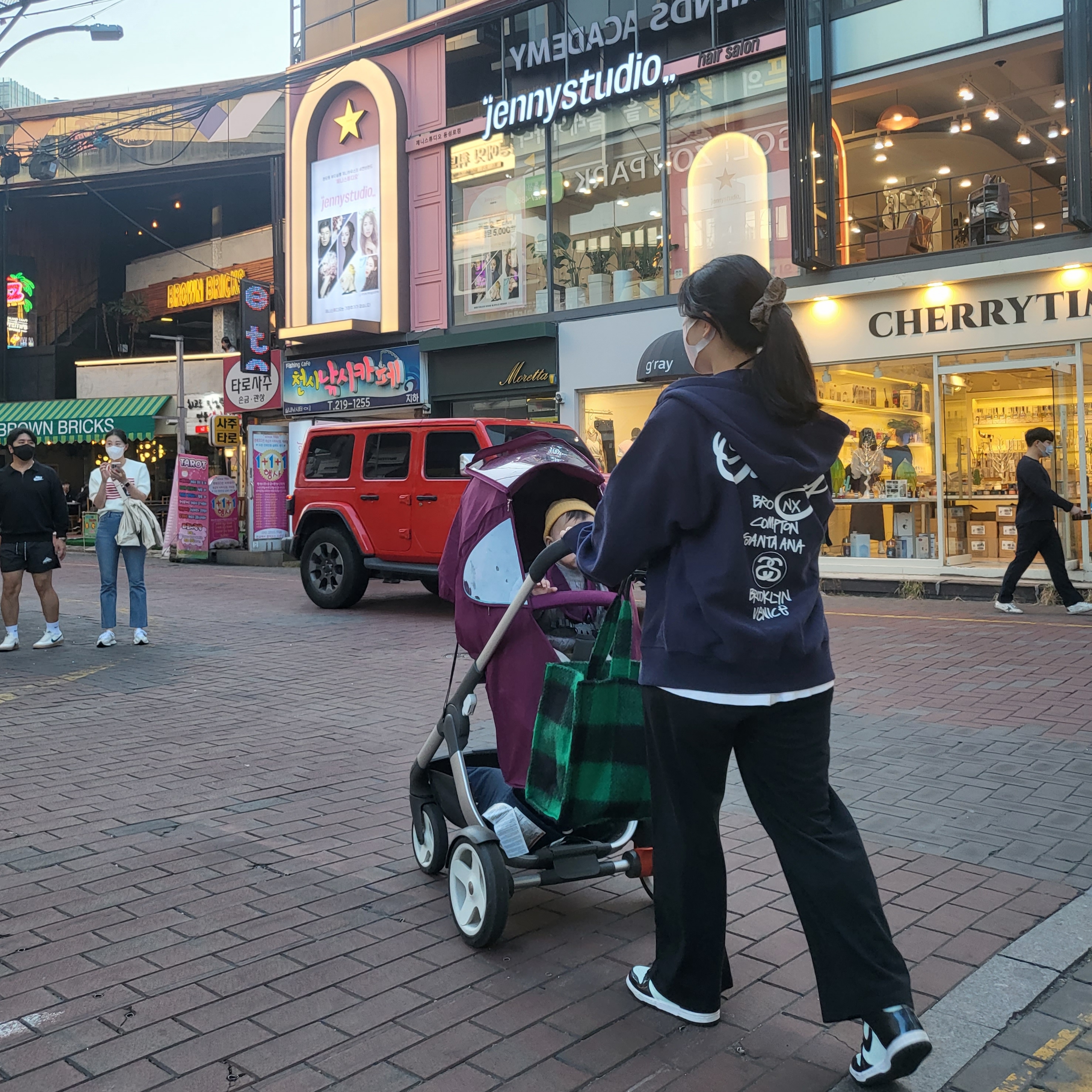 Stussy World Tour Zip Hoodie Navy 2022, (GS) Nike Dunk High Barely Green 착용 스타일