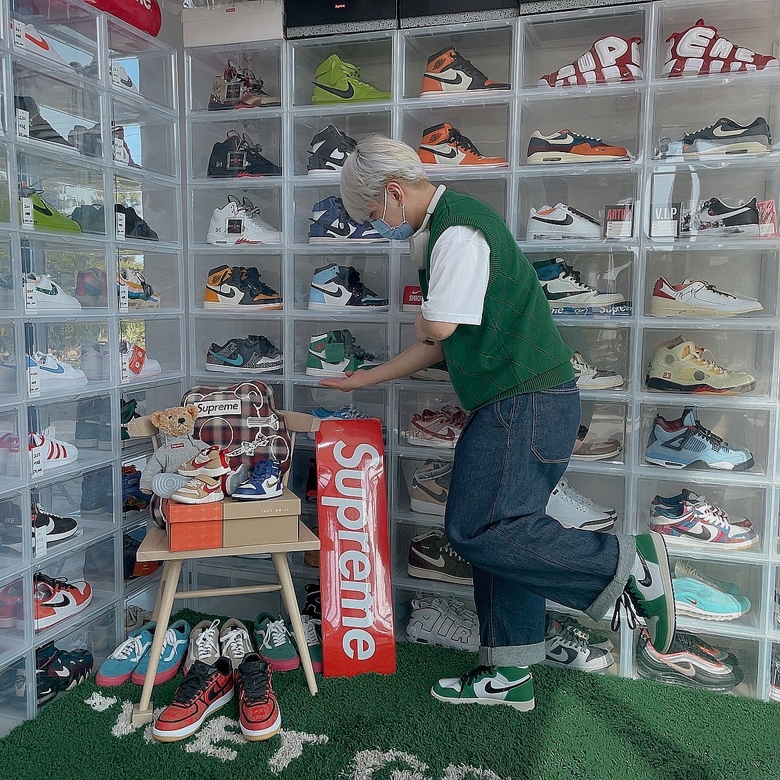(W) Jordan 1 Retro High OG Lucky Green, Off-White x Amore Pacific Protection Box (Without Cosmetics) 착용 스타일 - 3