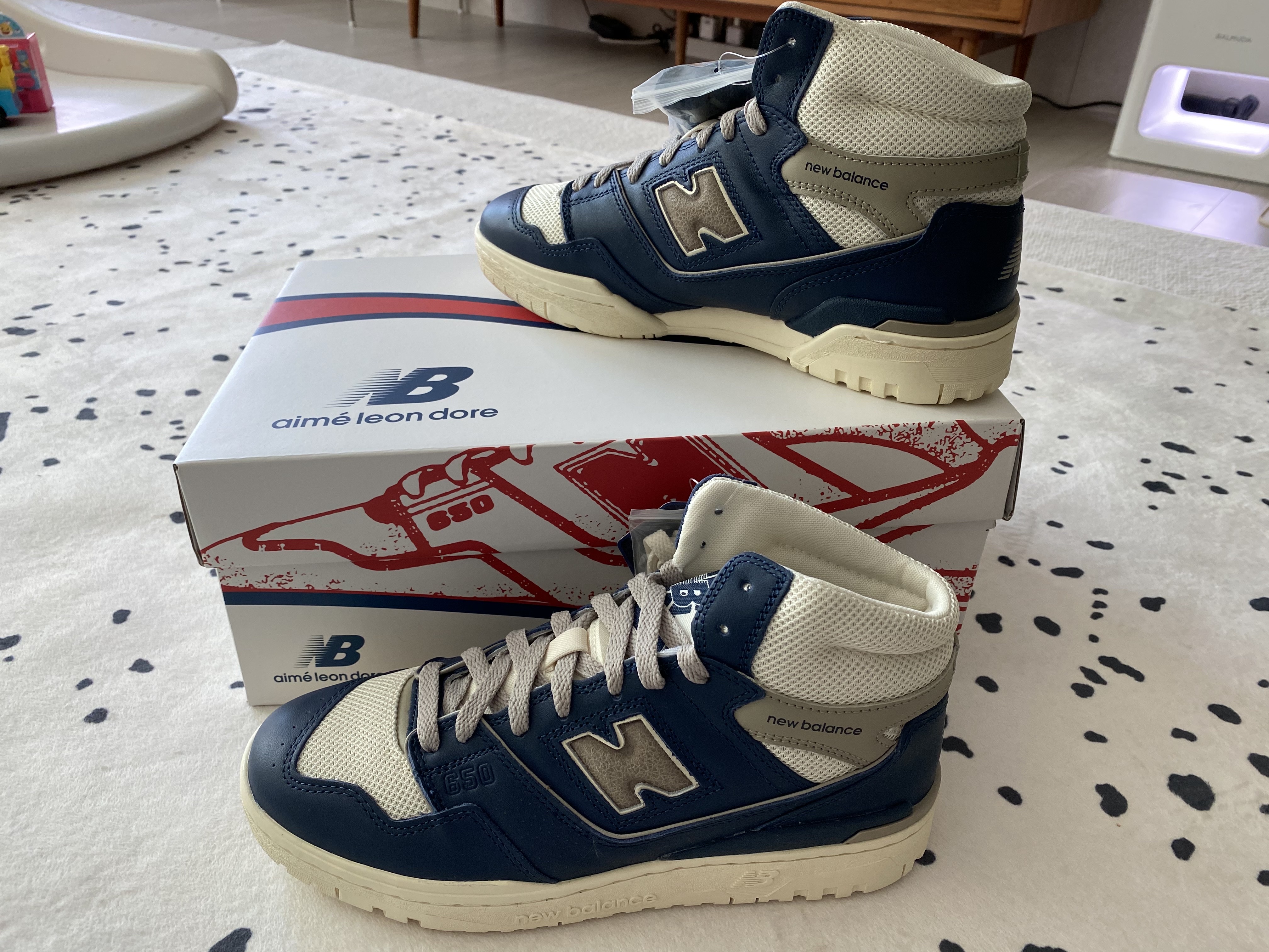 New Balance x Aime Leon Dore 650R Navy 착용 스타일 - 2