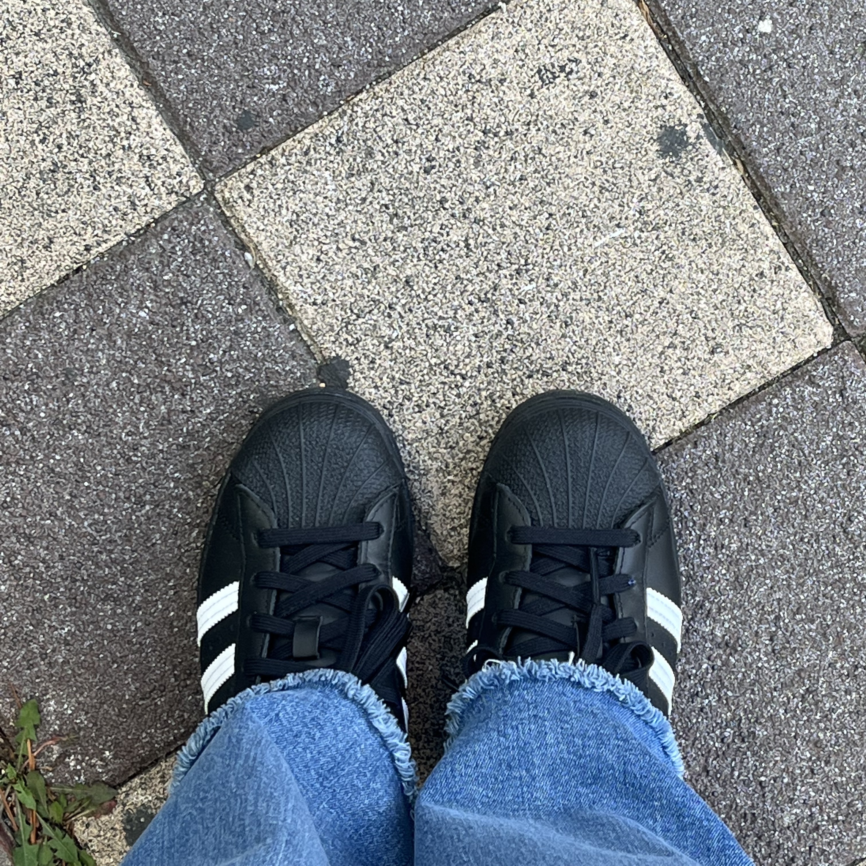Adidas Superstar Core Black White 착용 스타일 - 4
