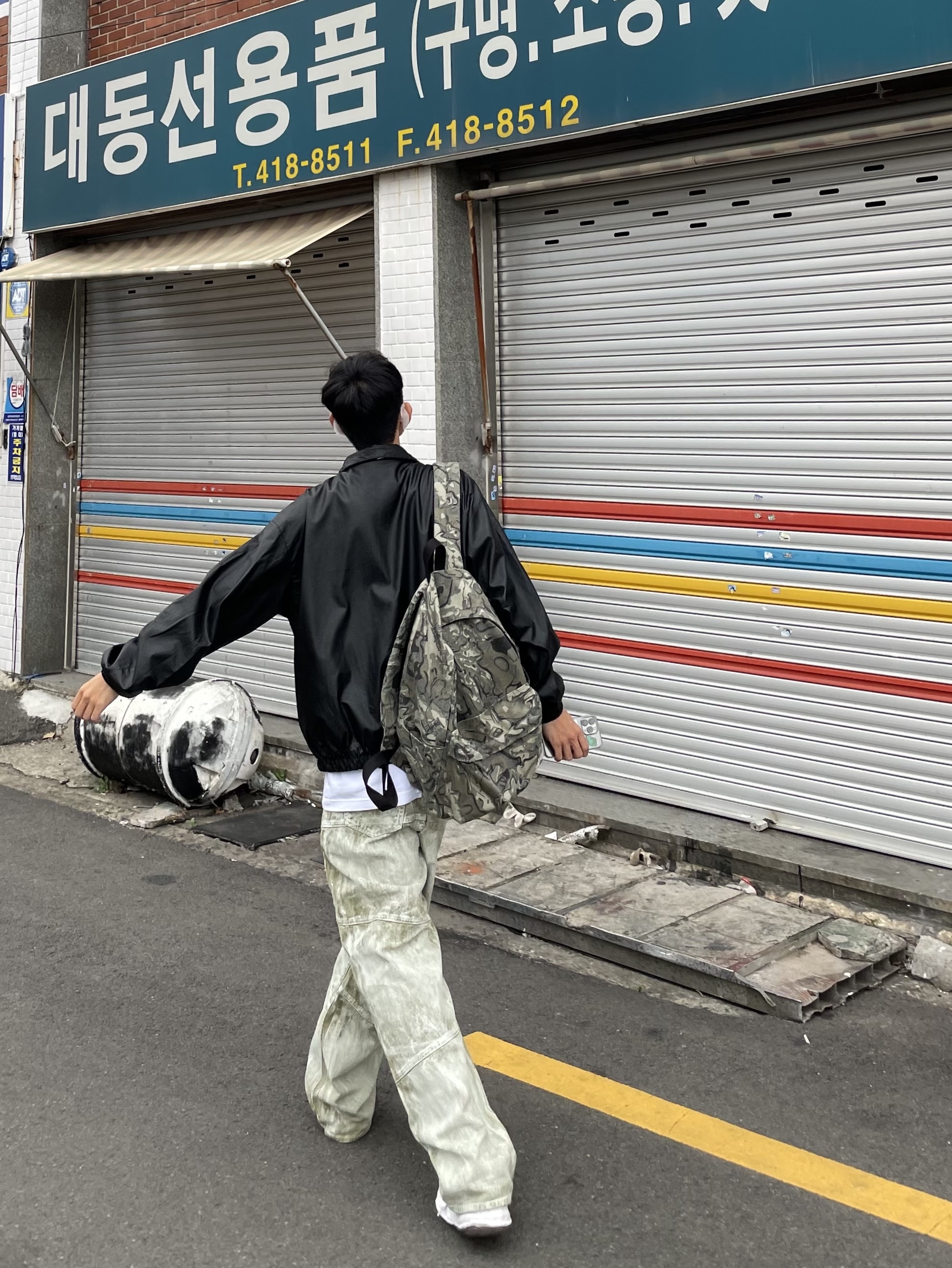 Stussy Canvas Backpack Veil Camo, Maison Mihara Yasuhiro Blakey OG Sole Canvas Low-top Sneakers Black White 착용 스타일 - 3