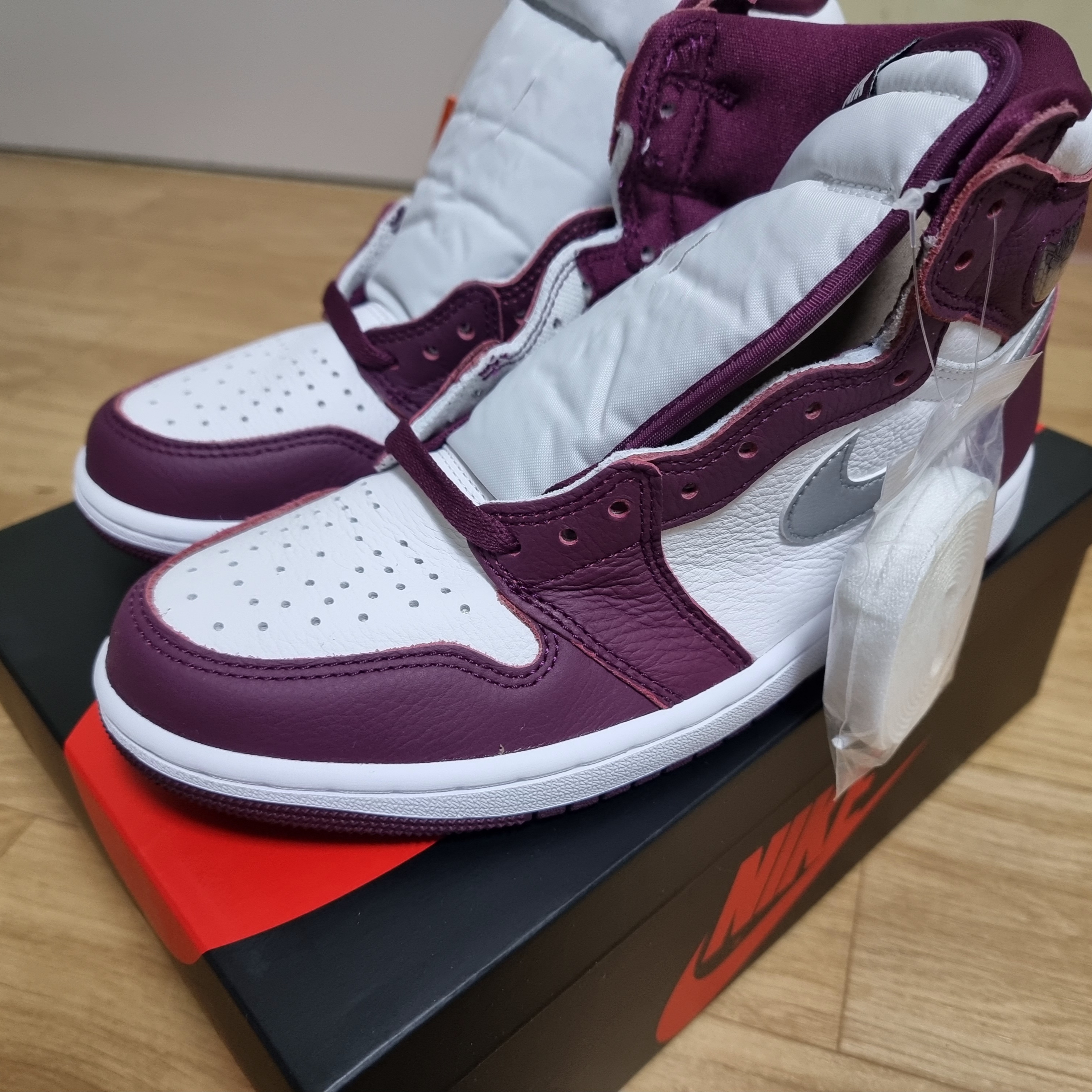 Jordan 1 Retro High OG Bordeaux 착용 스타일 - 2