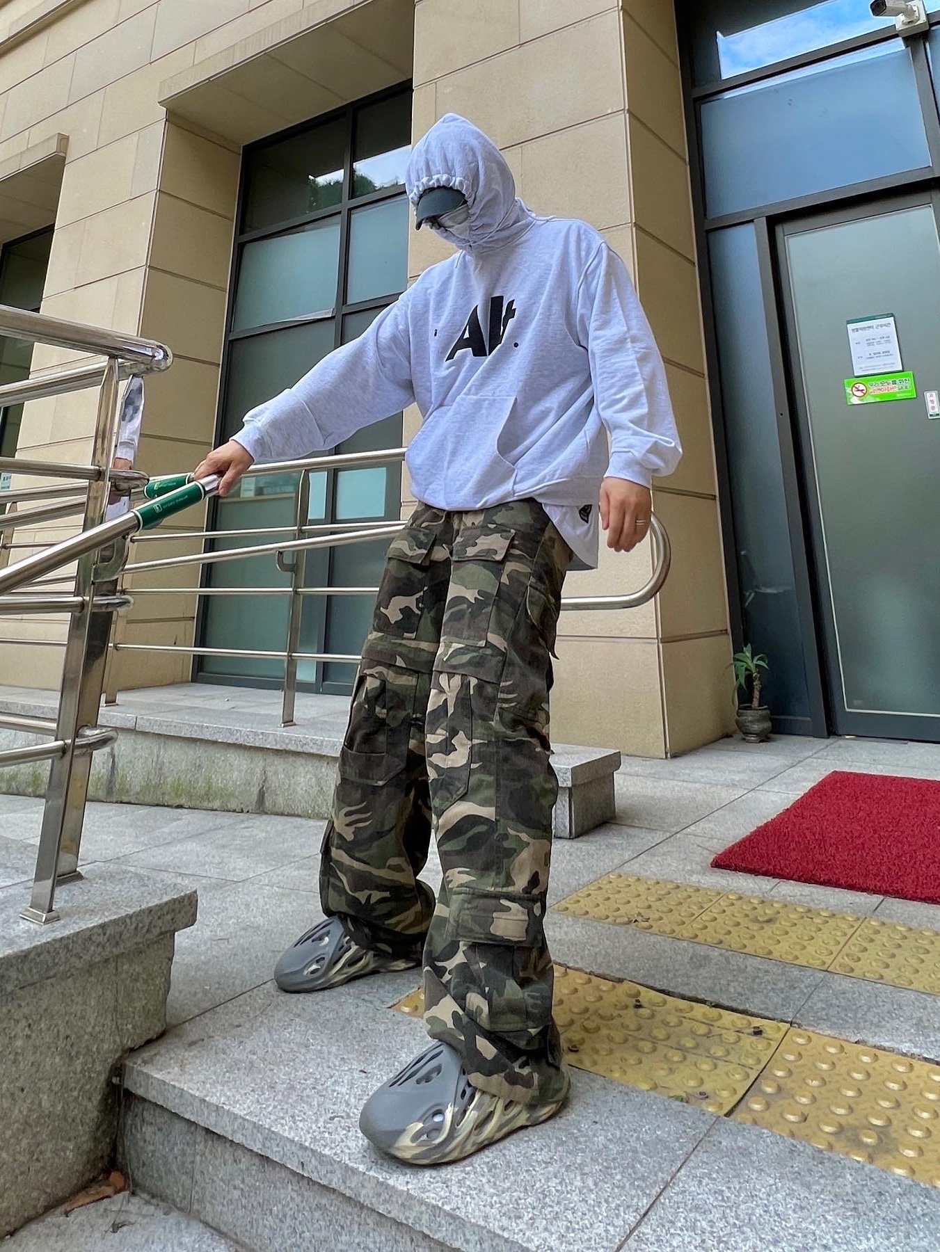 Adidas Yeezy Foam RNNR MXT Moon Gray 착용 스타일 - 2