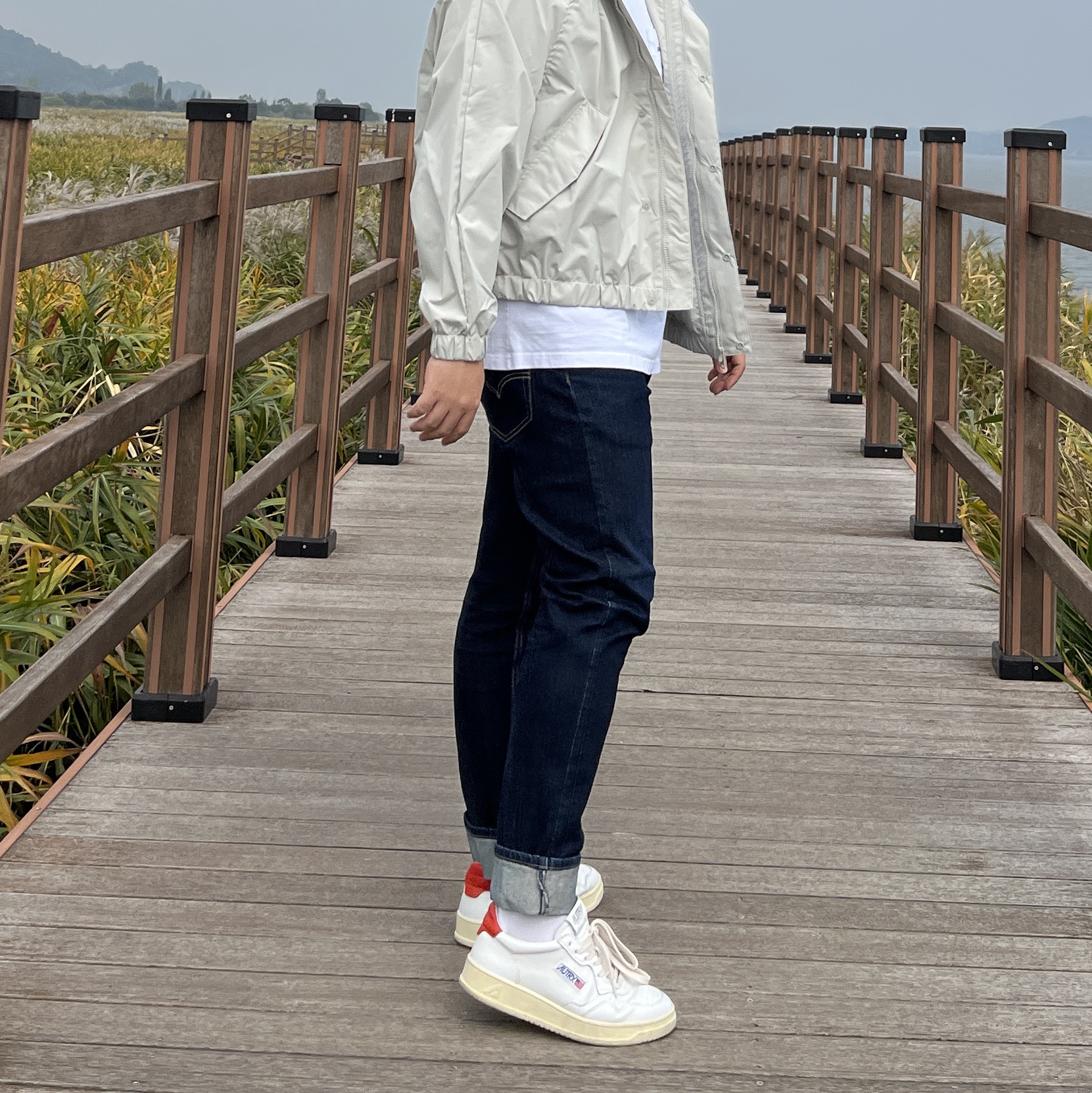 Autry Medalist Low Leather Sneakers White Orange 착용 스타일 - 2