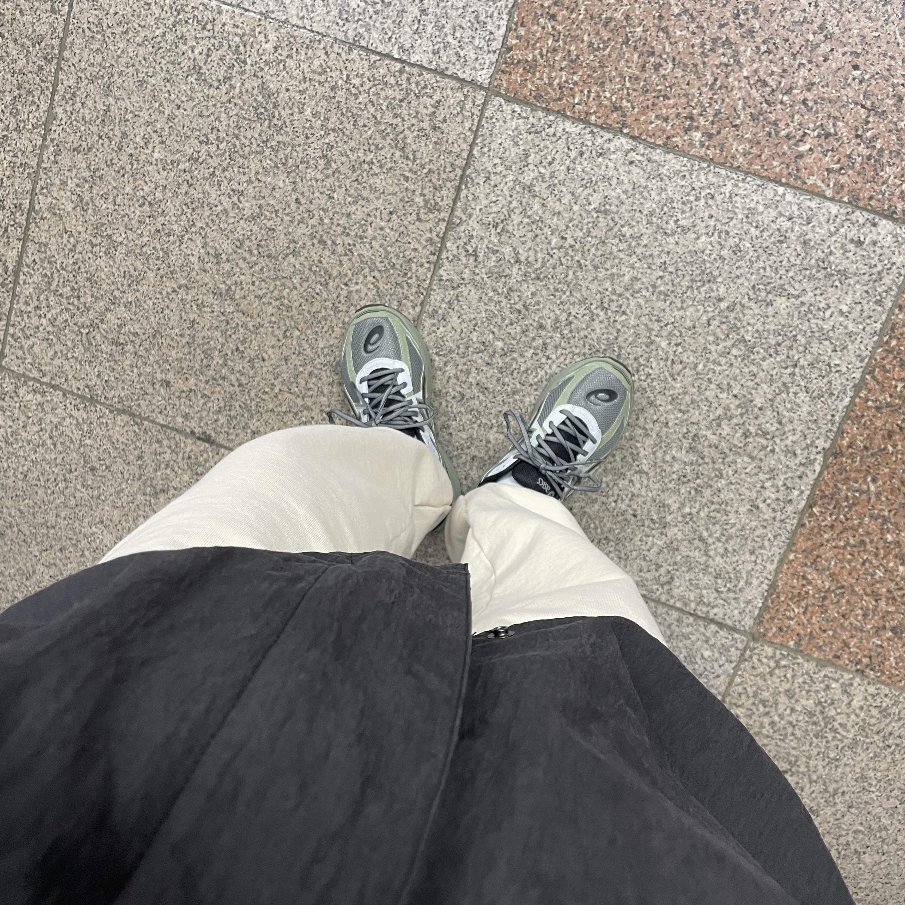 Asics Jog 100 S Sheet Rock - 2E Wide 착용 스타일