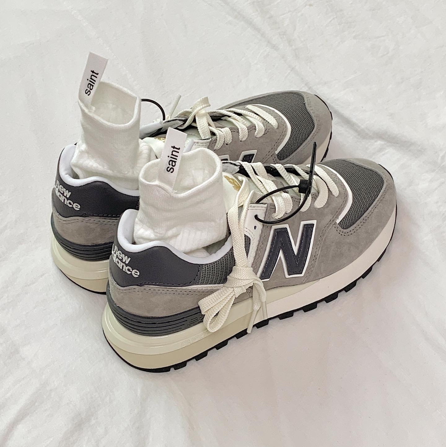 New Balance 574 Legacy Grey, New Balance 990v1 Made in USA Grey White 착용 스타일 - 1