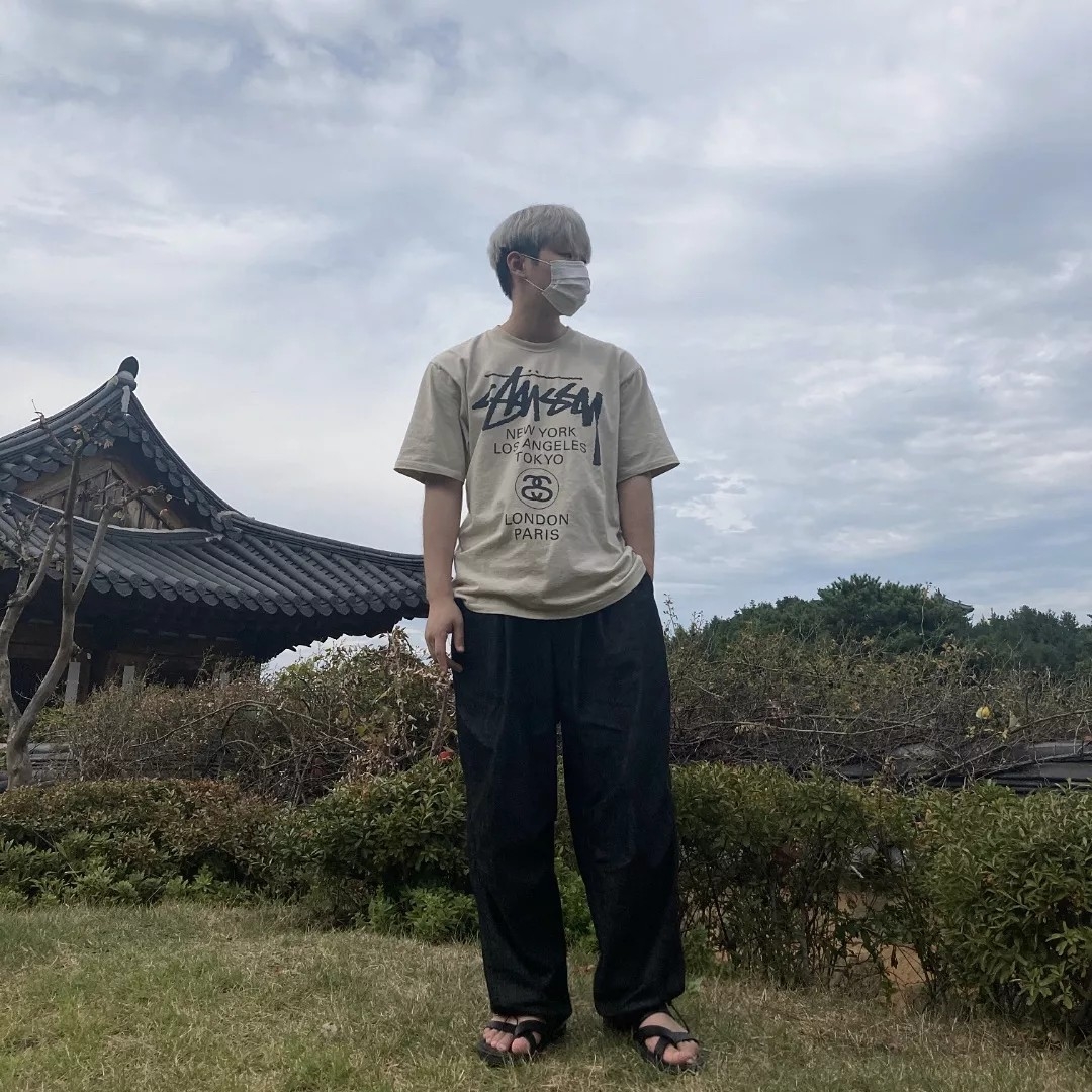 Stussy World Tour T-Shirt Smoke 착용 스타일 - 1