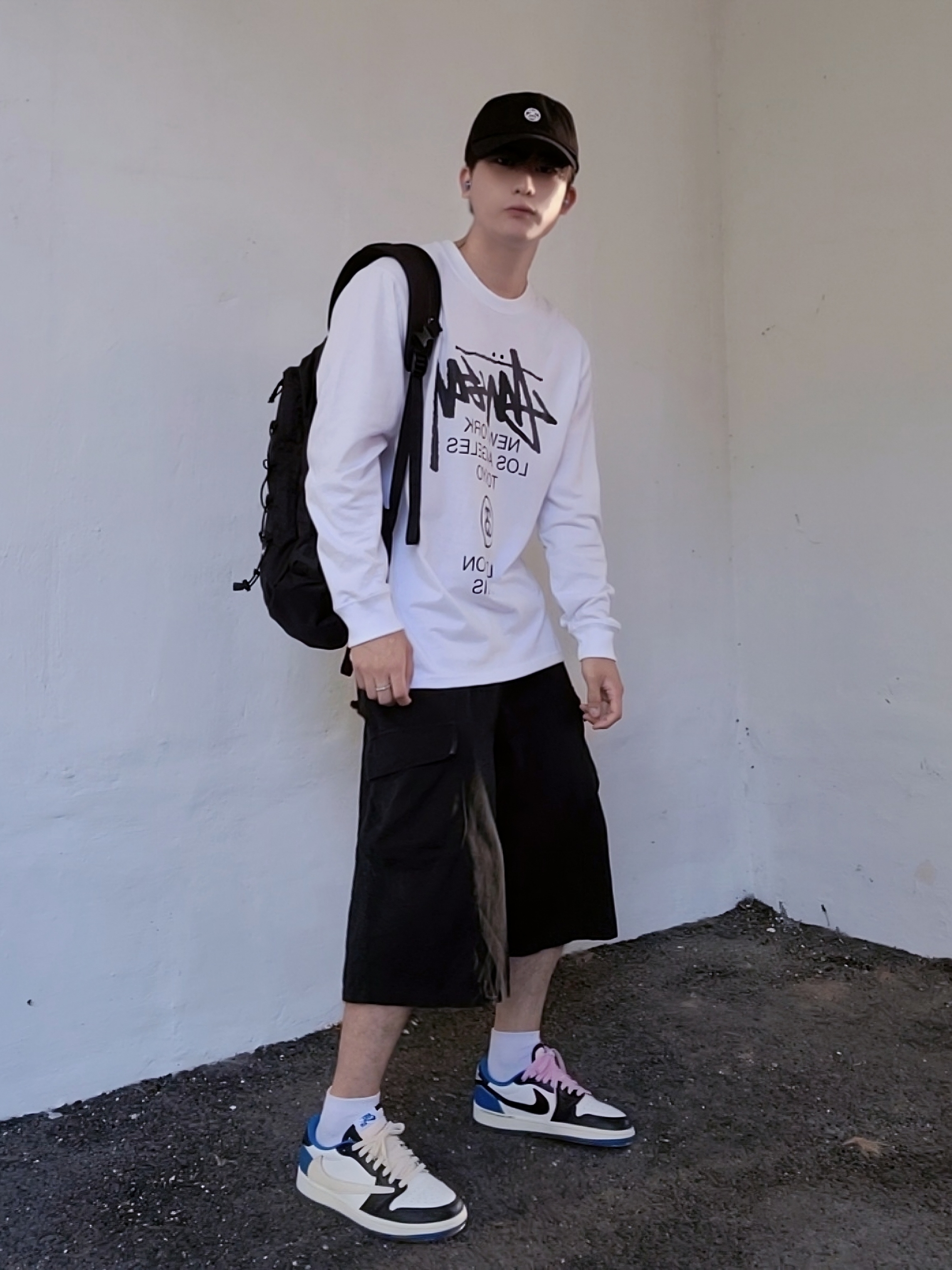 Jordan 1 x Travis Scott x Fragment Retro Low OG SP Military Blue, Supreme Backpack Black - 22SS 착용 스타일 - 3