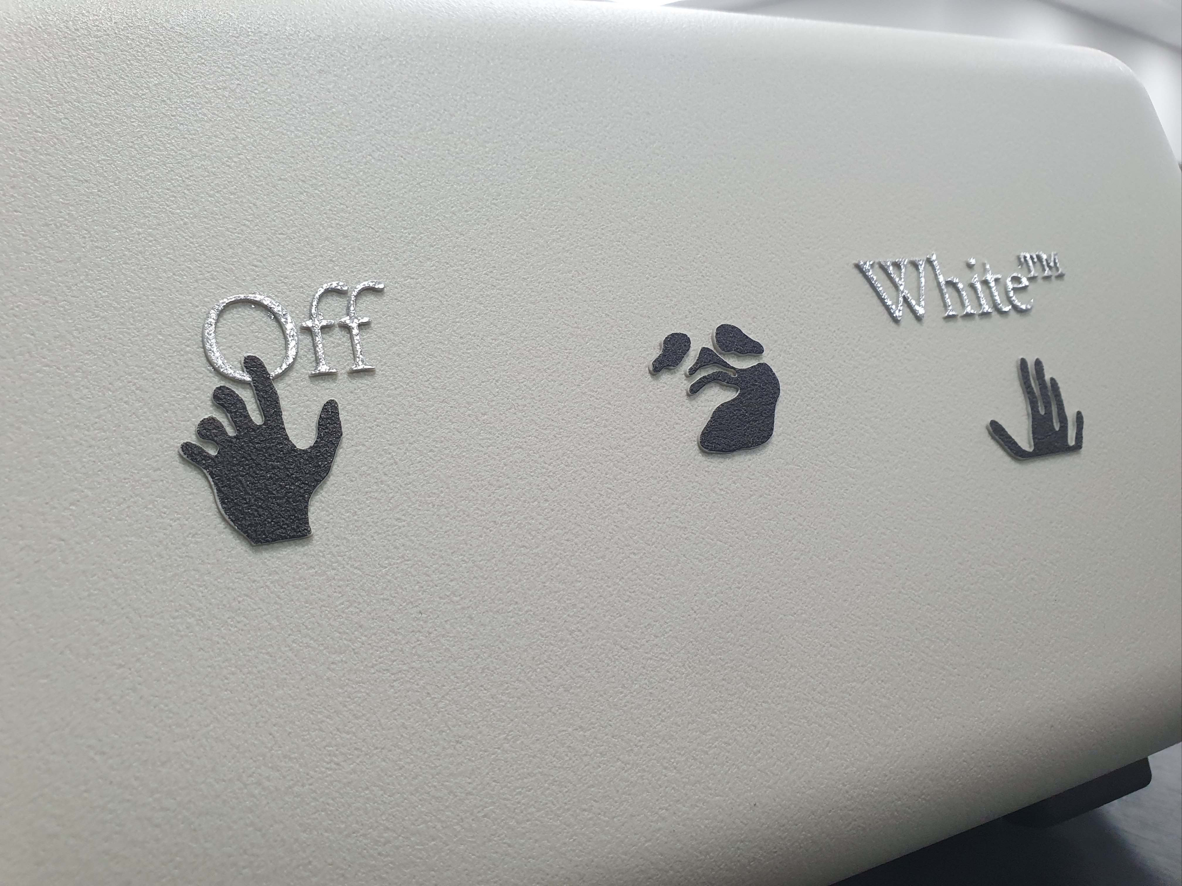 Off-White x Amore Pacific Protection Box (Without Cosmetics) 착용 스타일