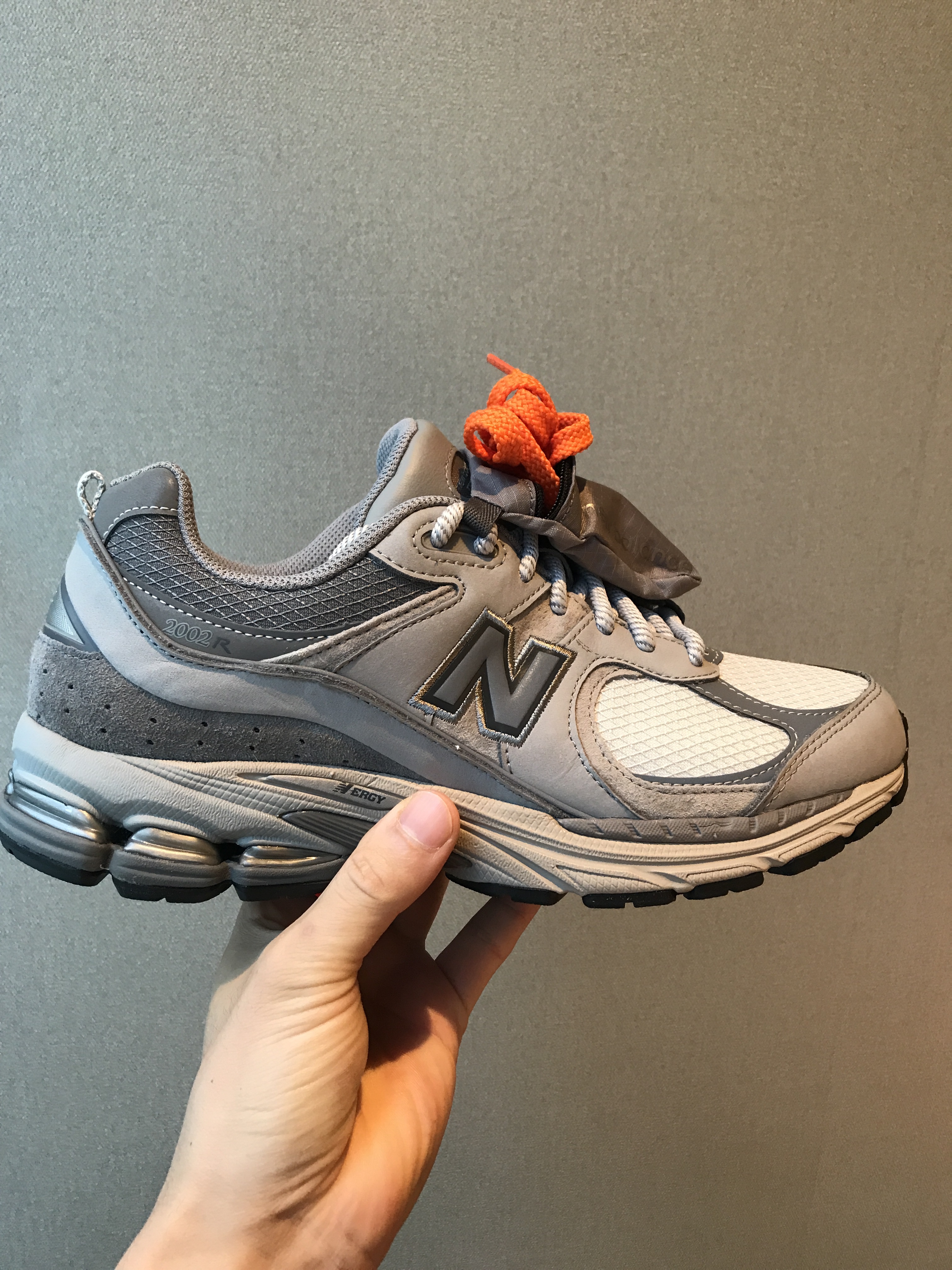 New Balance 2002R Team Away Grey 착용 스타일 - 2