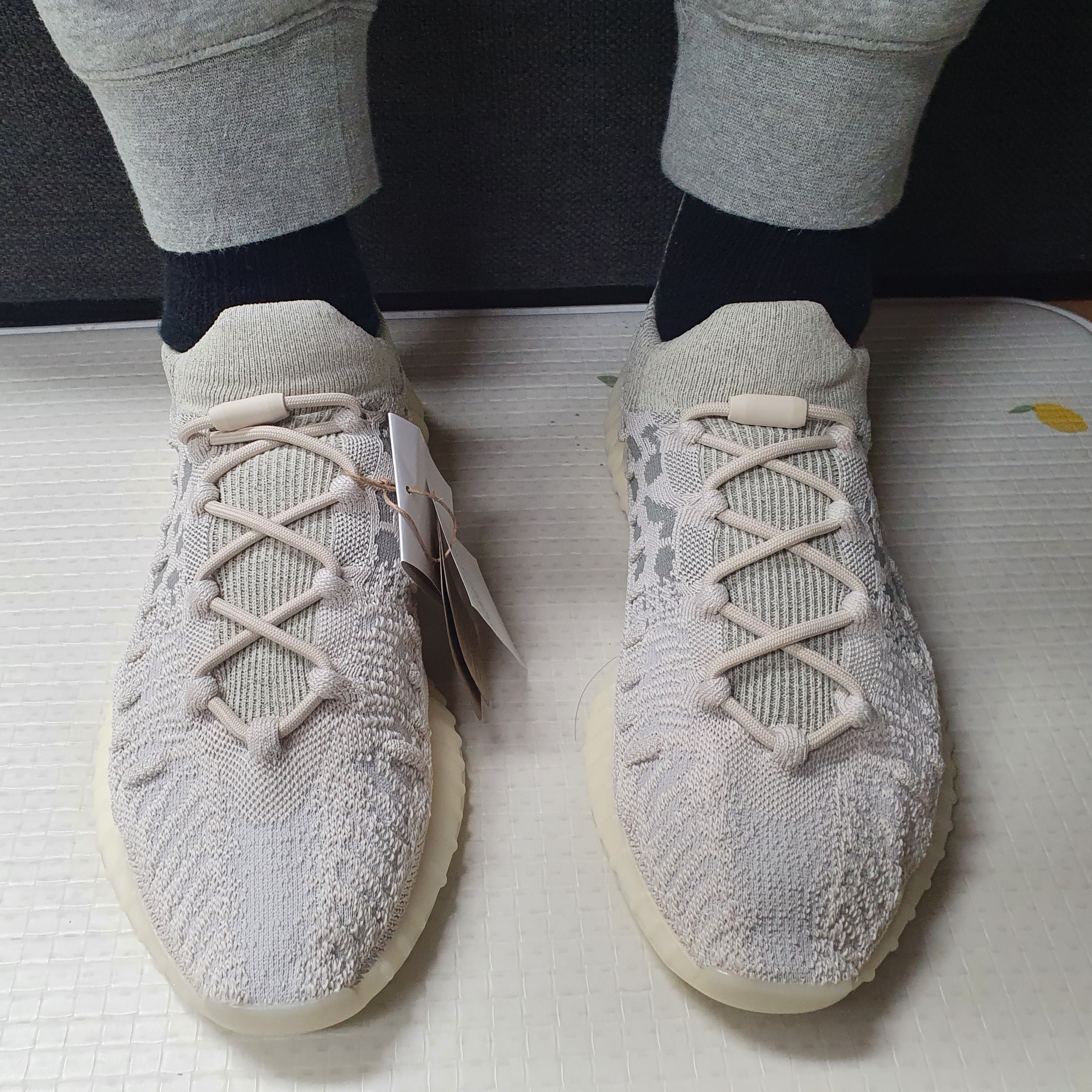 Adidas Yeezy 350 V2 CMPCT Slate Bone 2022/2023 착용 스타일 - 1