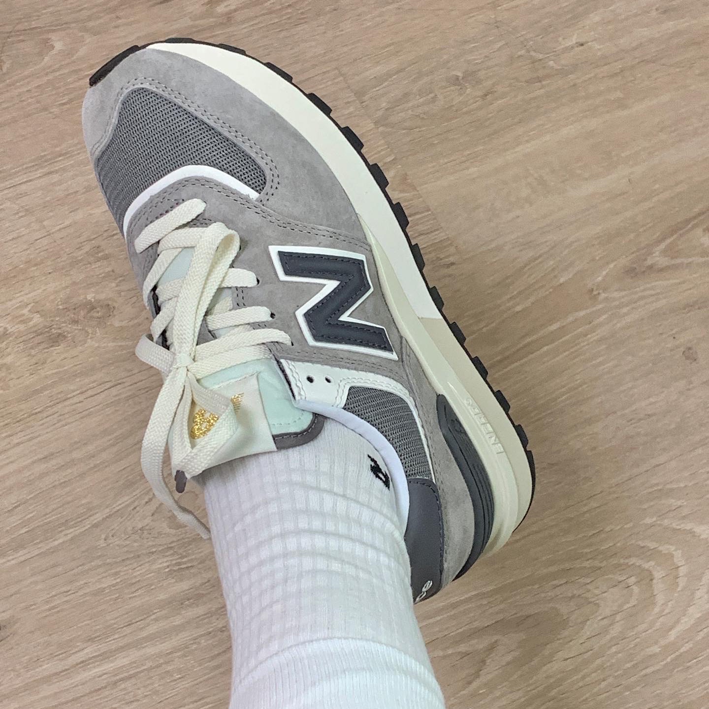 New Balance 574 Legacy Grey, New Balance 990v1 Made in USA Grey White 착용 스타일 - 2