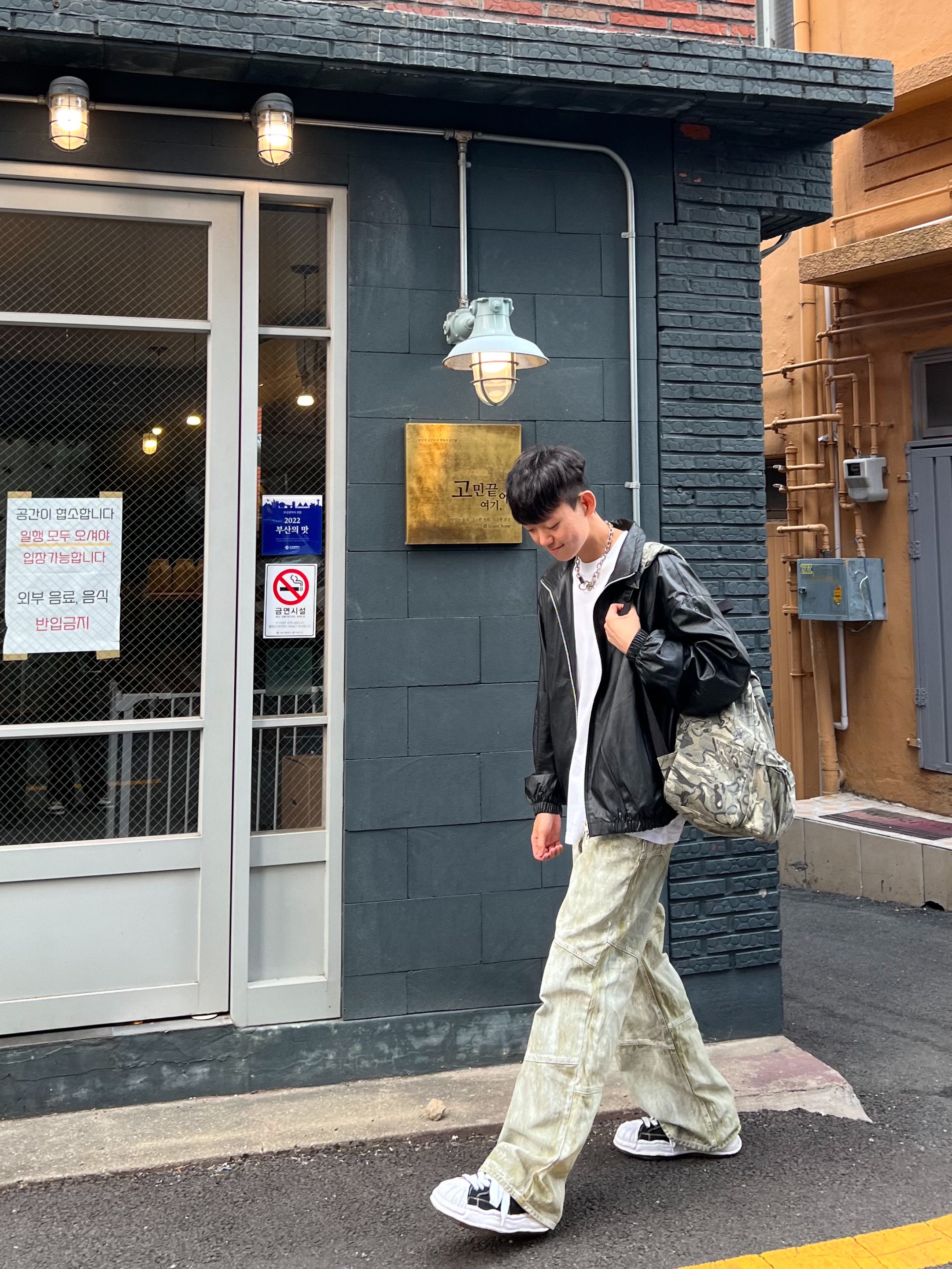 Stussy Canvas Backpack Veil Camo, Maison Mihara Yasuhiro Blakey OG Sole Canvas Low-top Sneakers Black White 착용 스타일 - 1