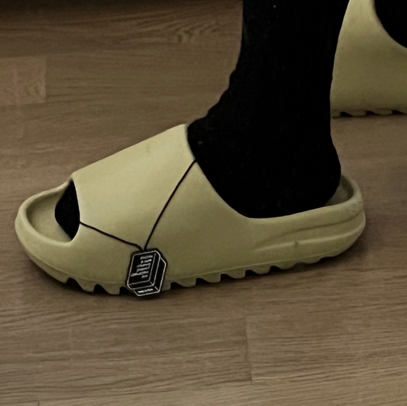 Adidas Yeezy Slide Resin 2022, Adidas Yeezy Slide Bone 2022/2023 착용 스타일 - 1