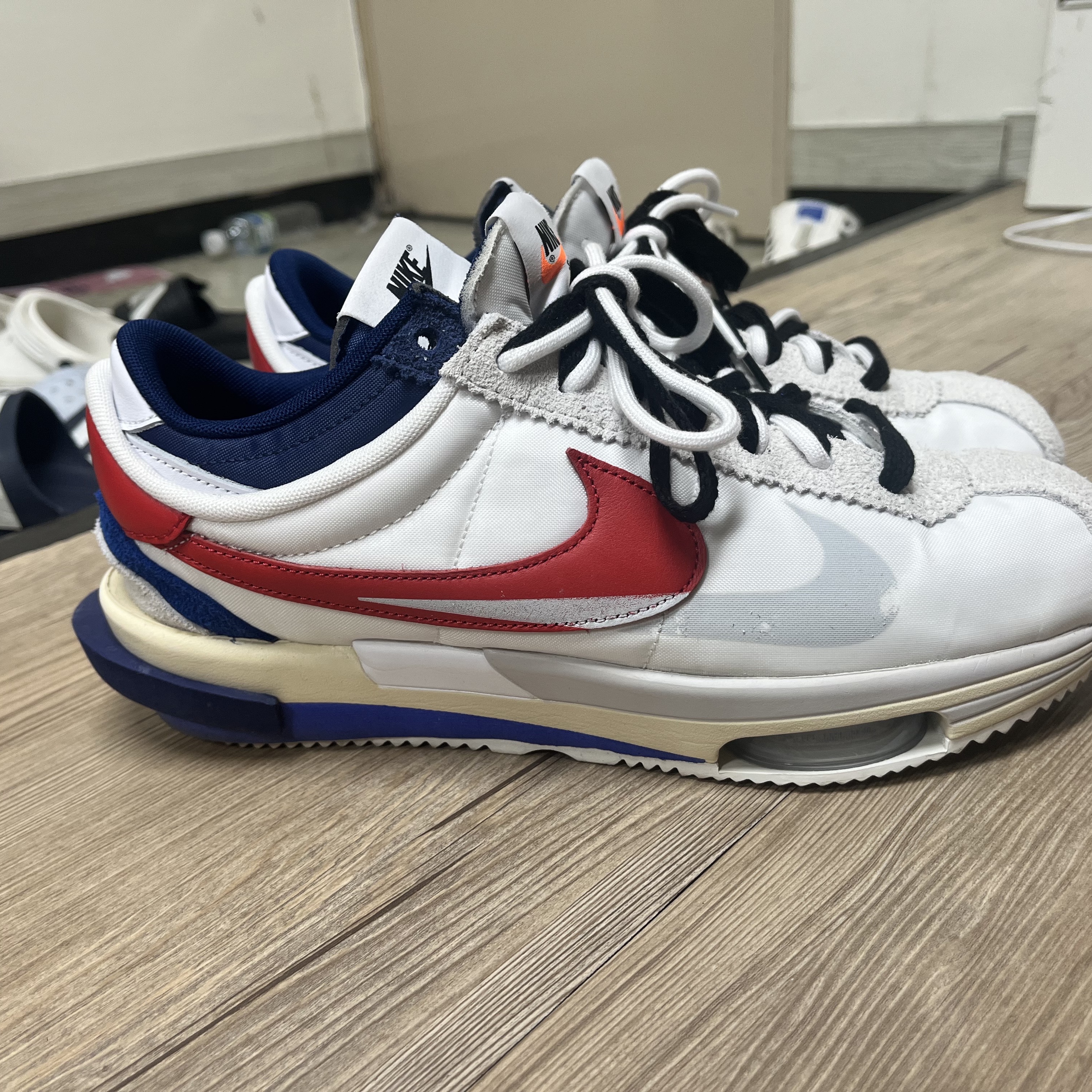 Nike x Sacai Zoom Cortez SP White and University Red 착용 스타일 - 2