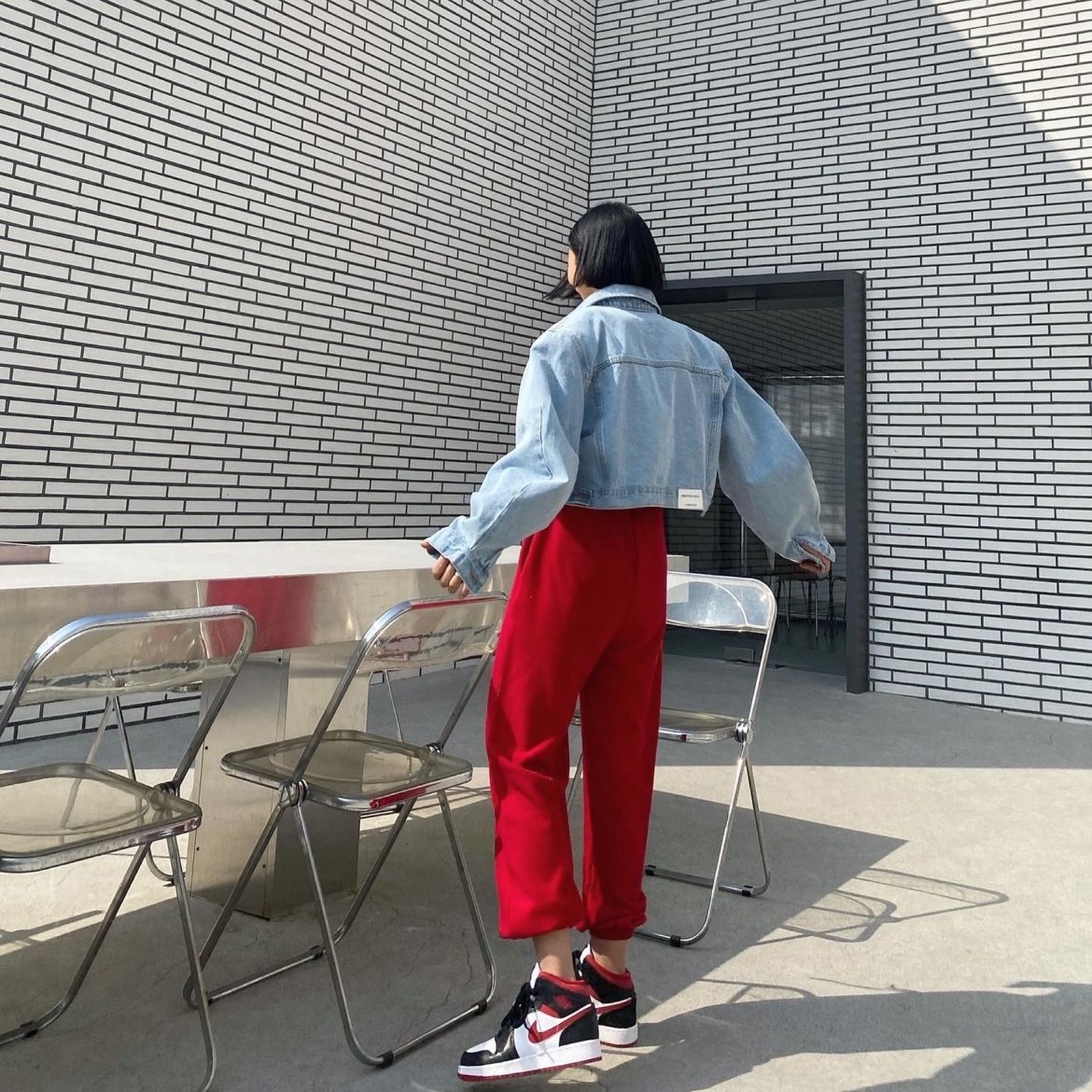 Jordan 1 Mid Gym Red Black White 착용 스타일 - 2