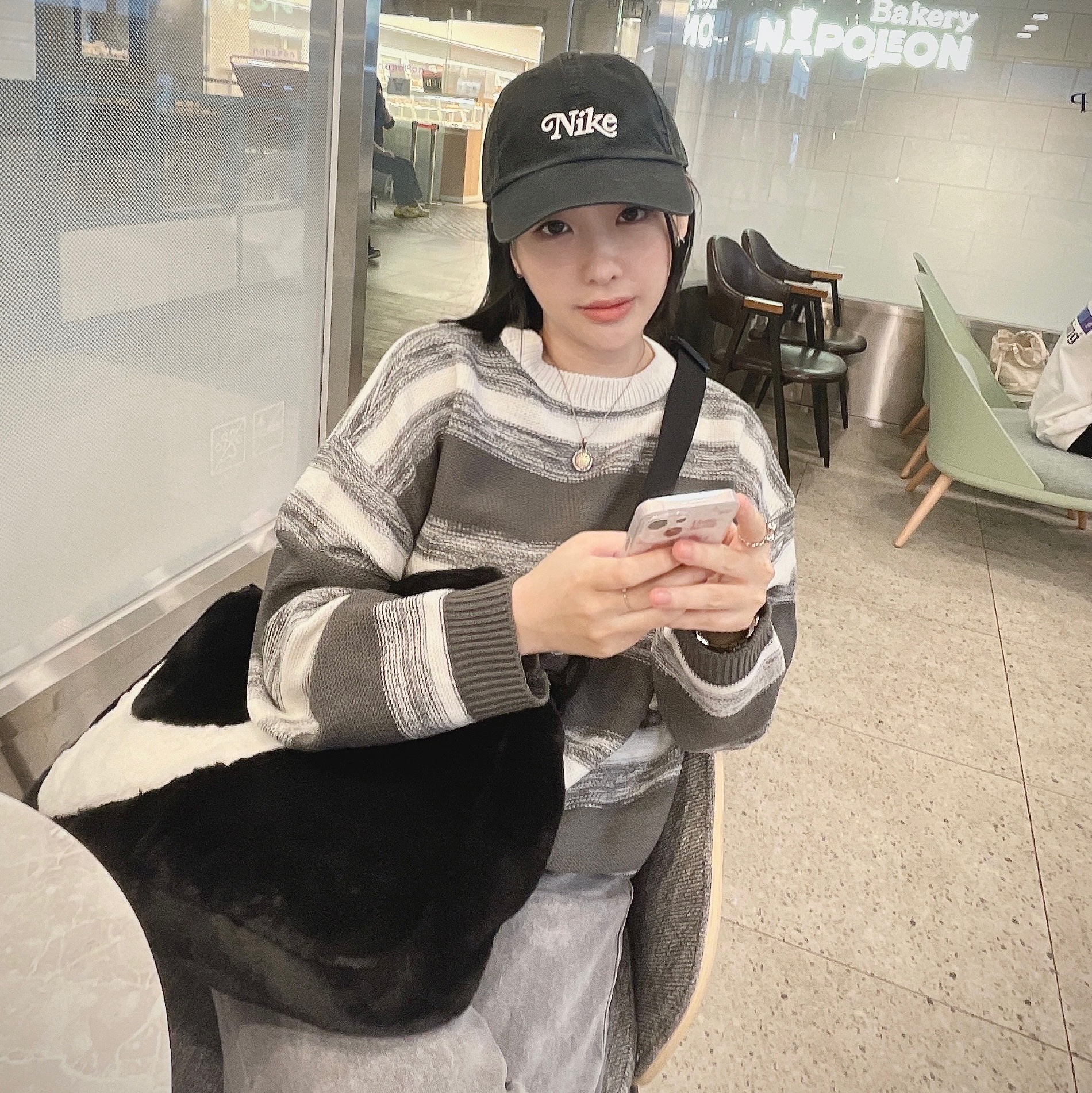 Nike NSW Faux Fur Tote Bag Black 착용 스타일