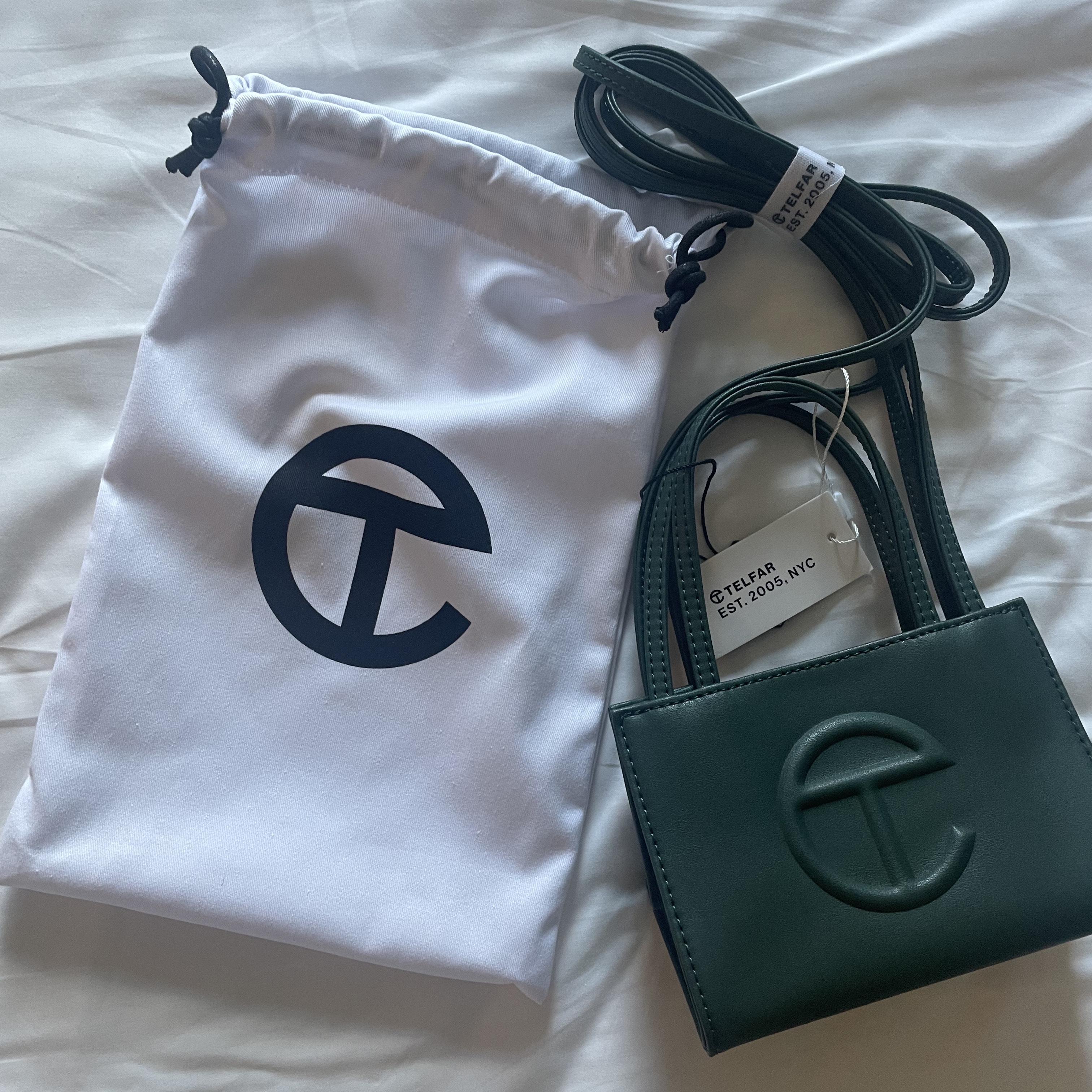 Telfar Small Shopping Bag Dark Olive 착용 스타일