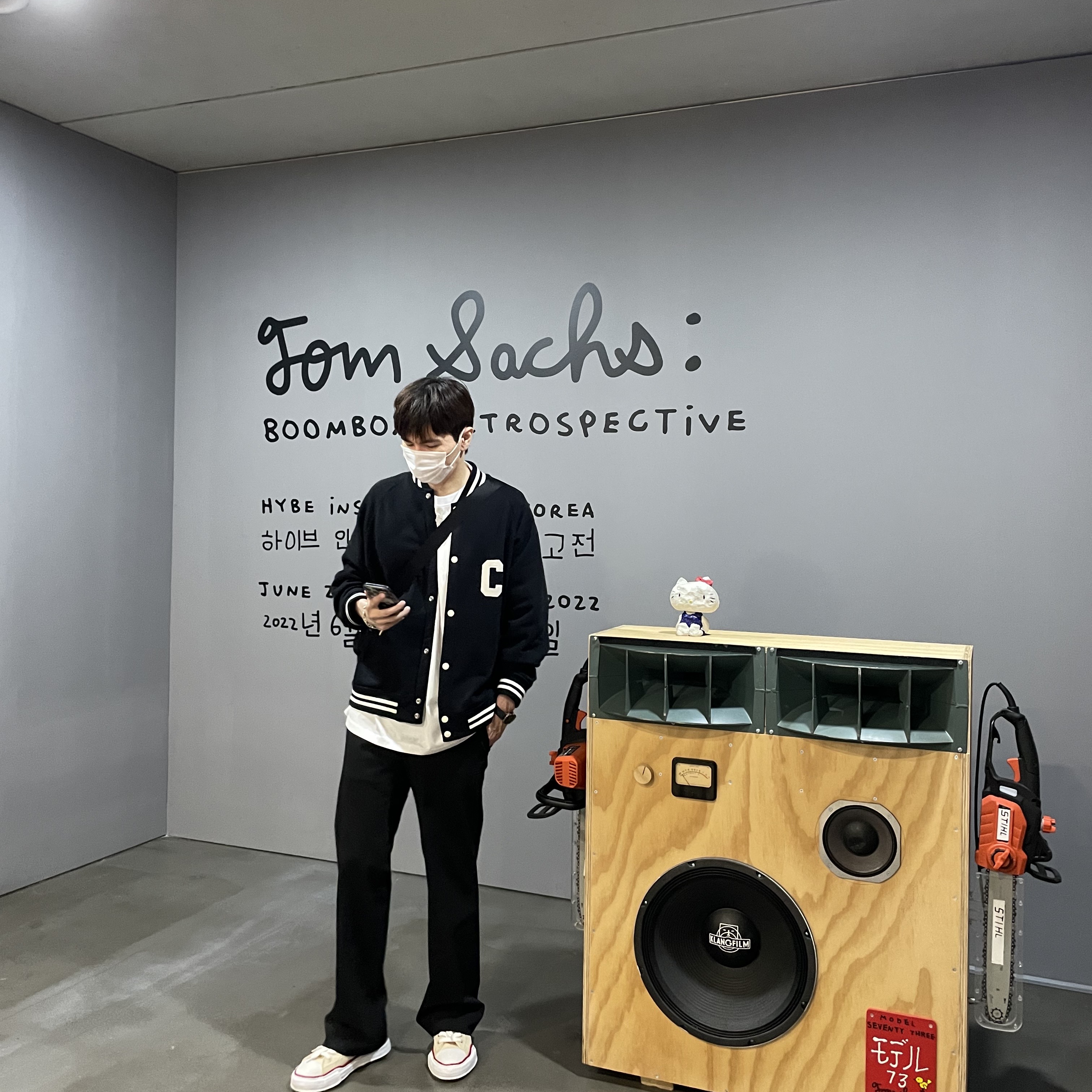 Maison Mihara Yasuhiro Peterson OG Sole Canvas Low-top Sneakers Natural, Celine College Teddy Jacket in Fleece Black White 착용 스타일 - 2