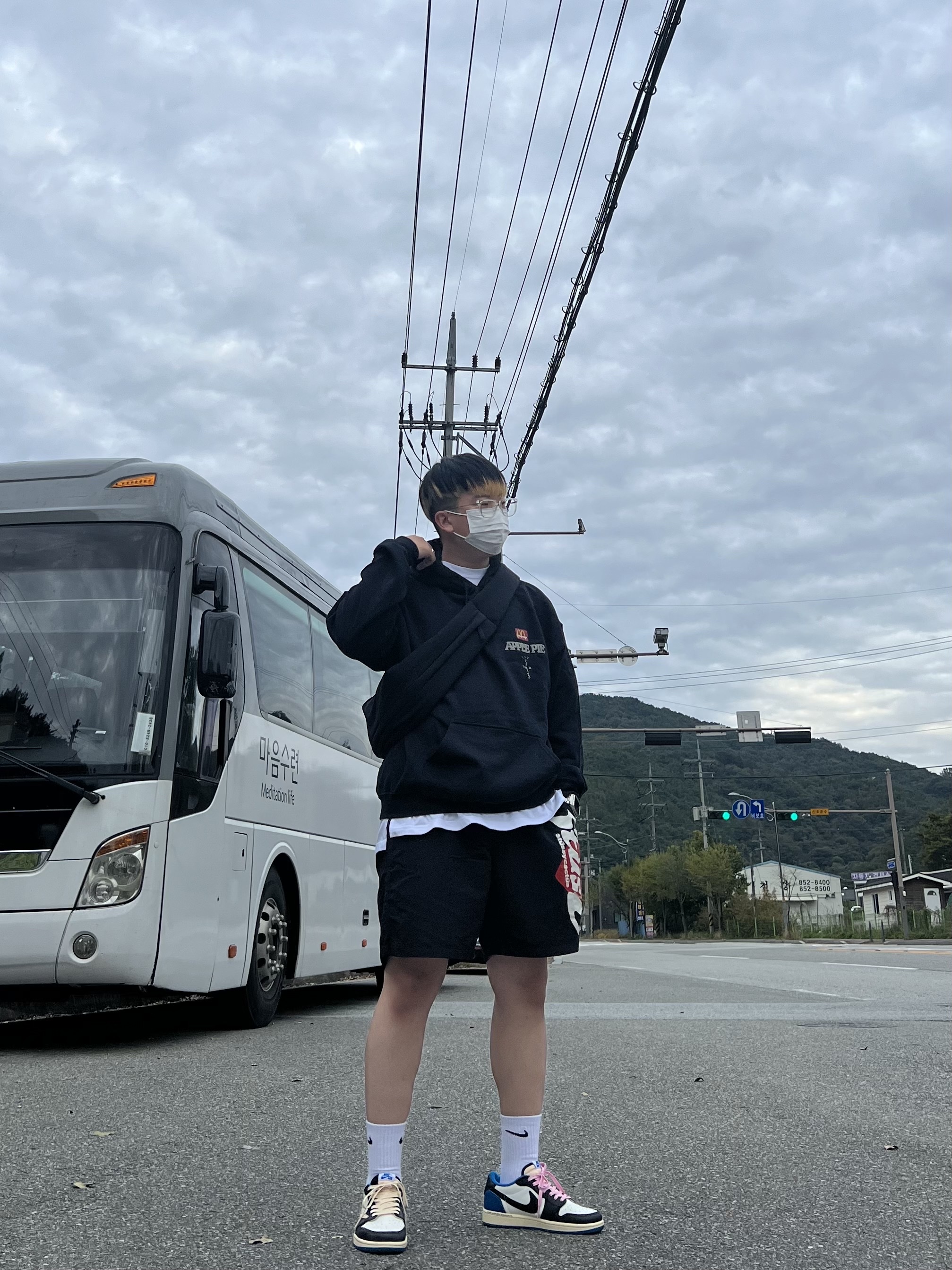 Jordan 1 x Travis Scott x Fragment Retro Low OG SP Military Blue, Yeezy Gap Engineered By Balenciaga Snake Bag Black 착용 스타일 - 1