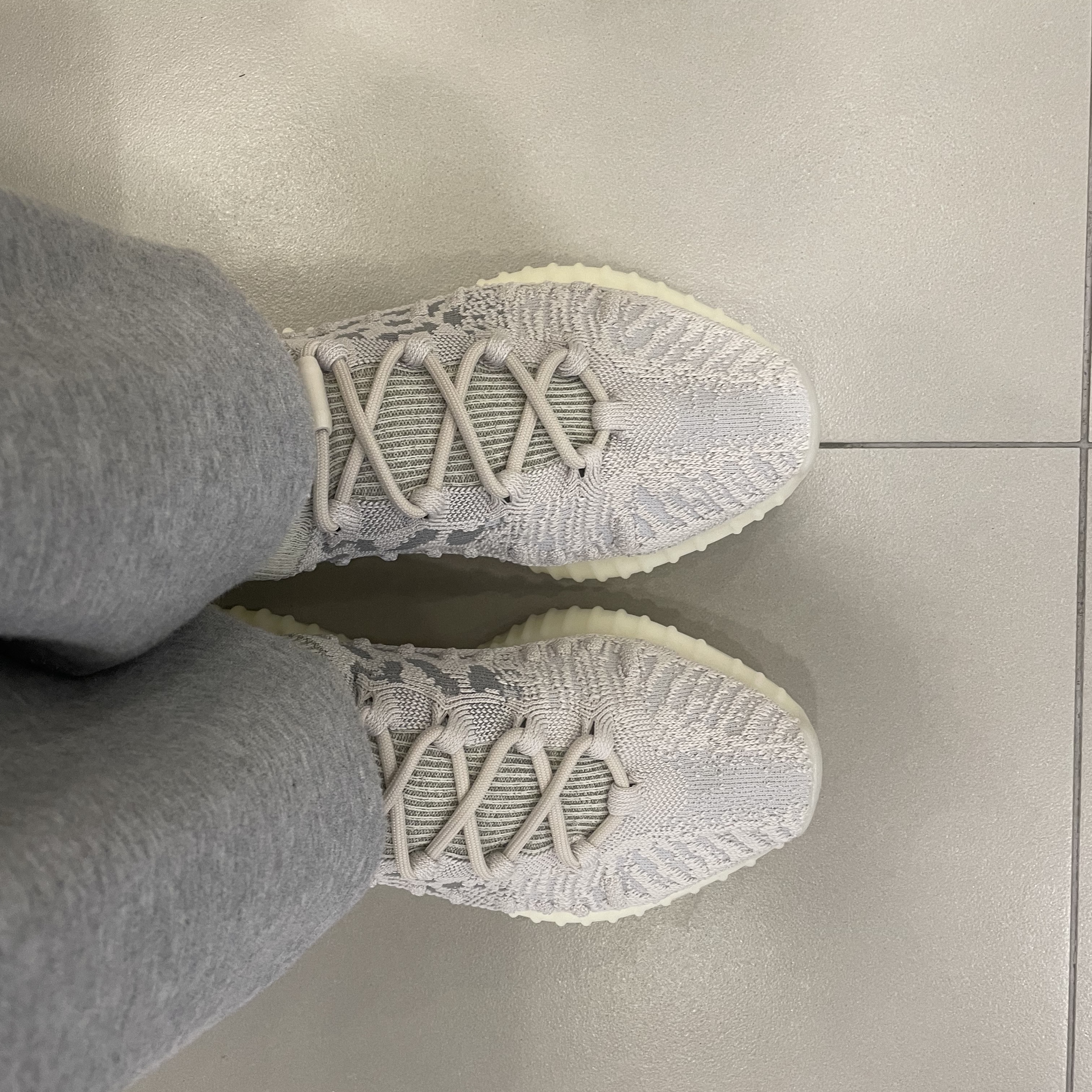 Adidas Yeezy 350 V2 CMPCT Slate Bone 2022/2023 착용 스타일 - 1