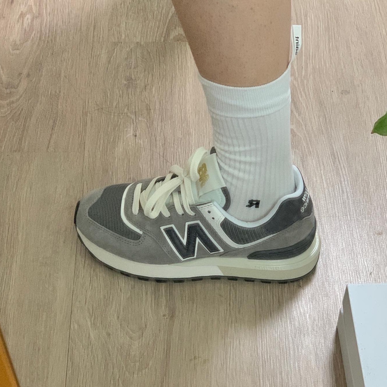 New Balance 574 Legacy Grey, New Balance 990v1 Made in USA Grey White 착용 스타일 - 3