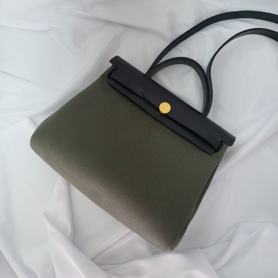 Hermes Herbag Zip 31 Bag Retourne & Gold Vert De Gris Noir 착용 스타일 - 1