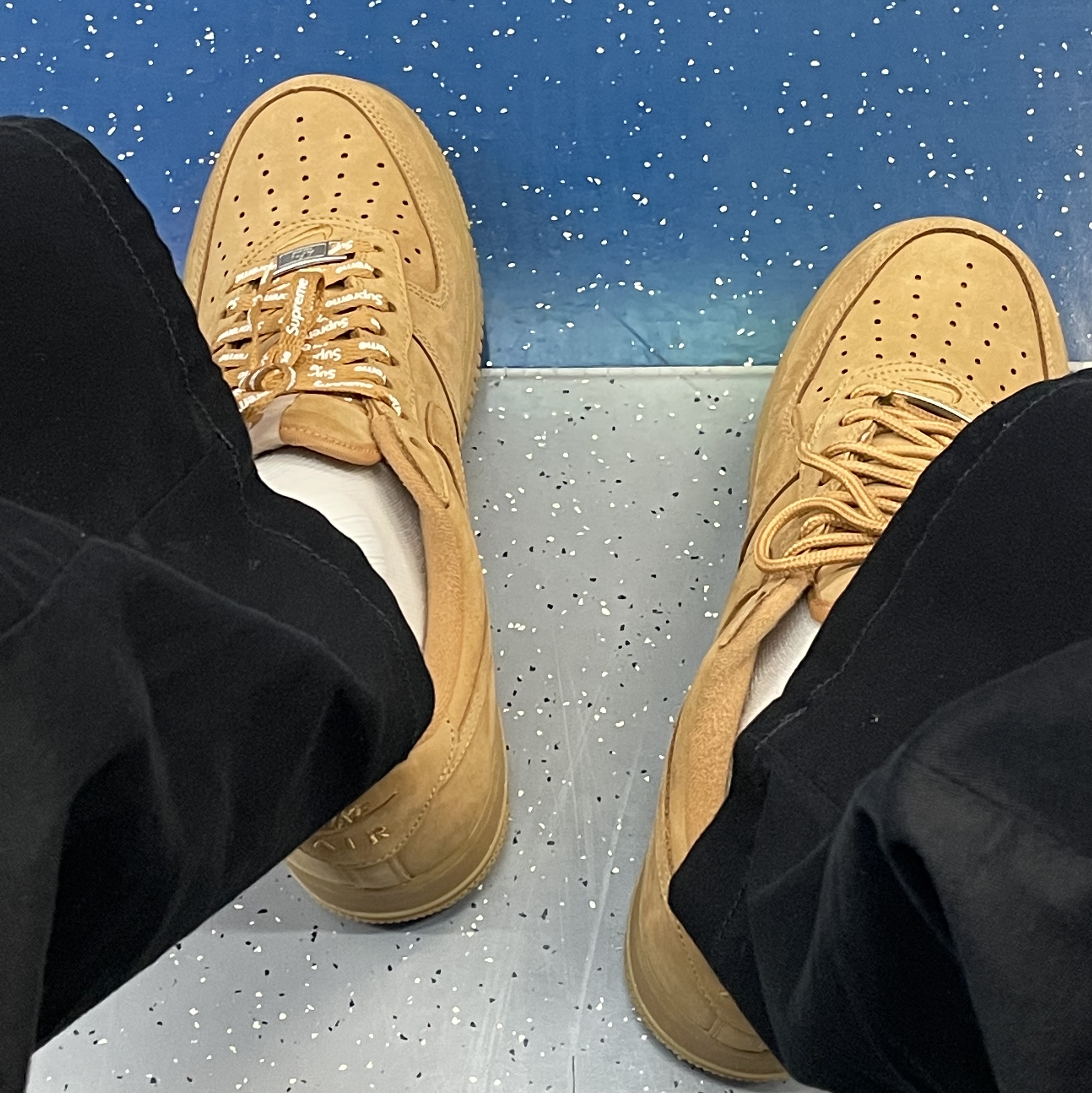 Nike x Supreme Air Force 1 Low Flax 착용 스타일 - 3