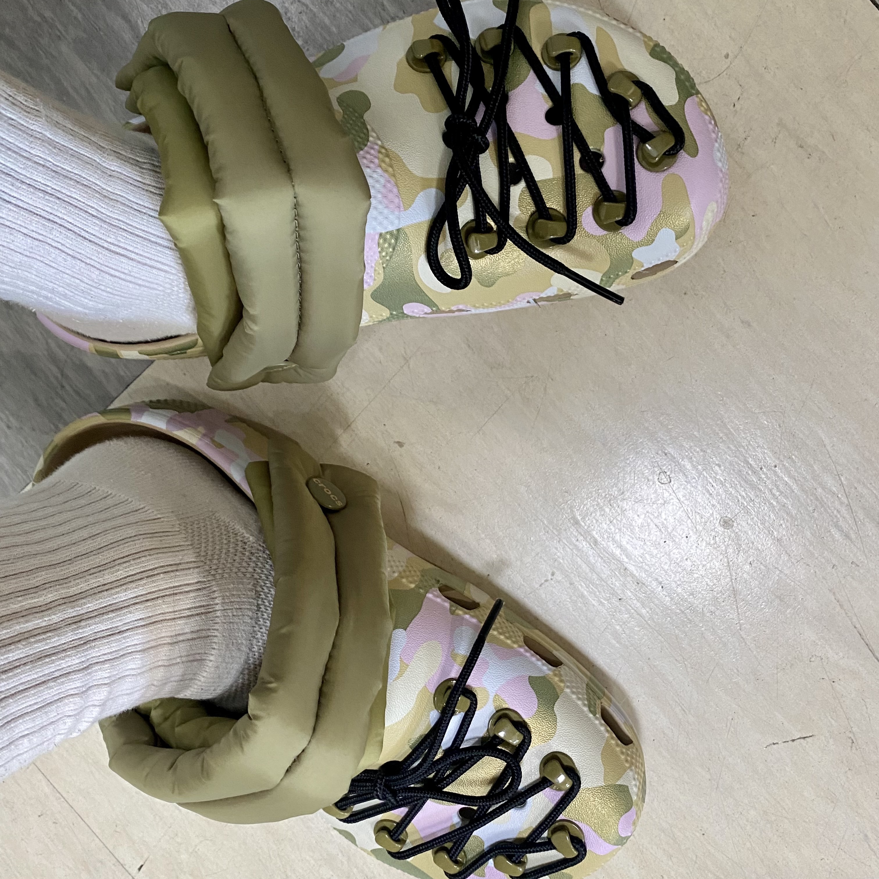 Crocs x Casestudy Classic Clog Multi 착용 스타일 - 2