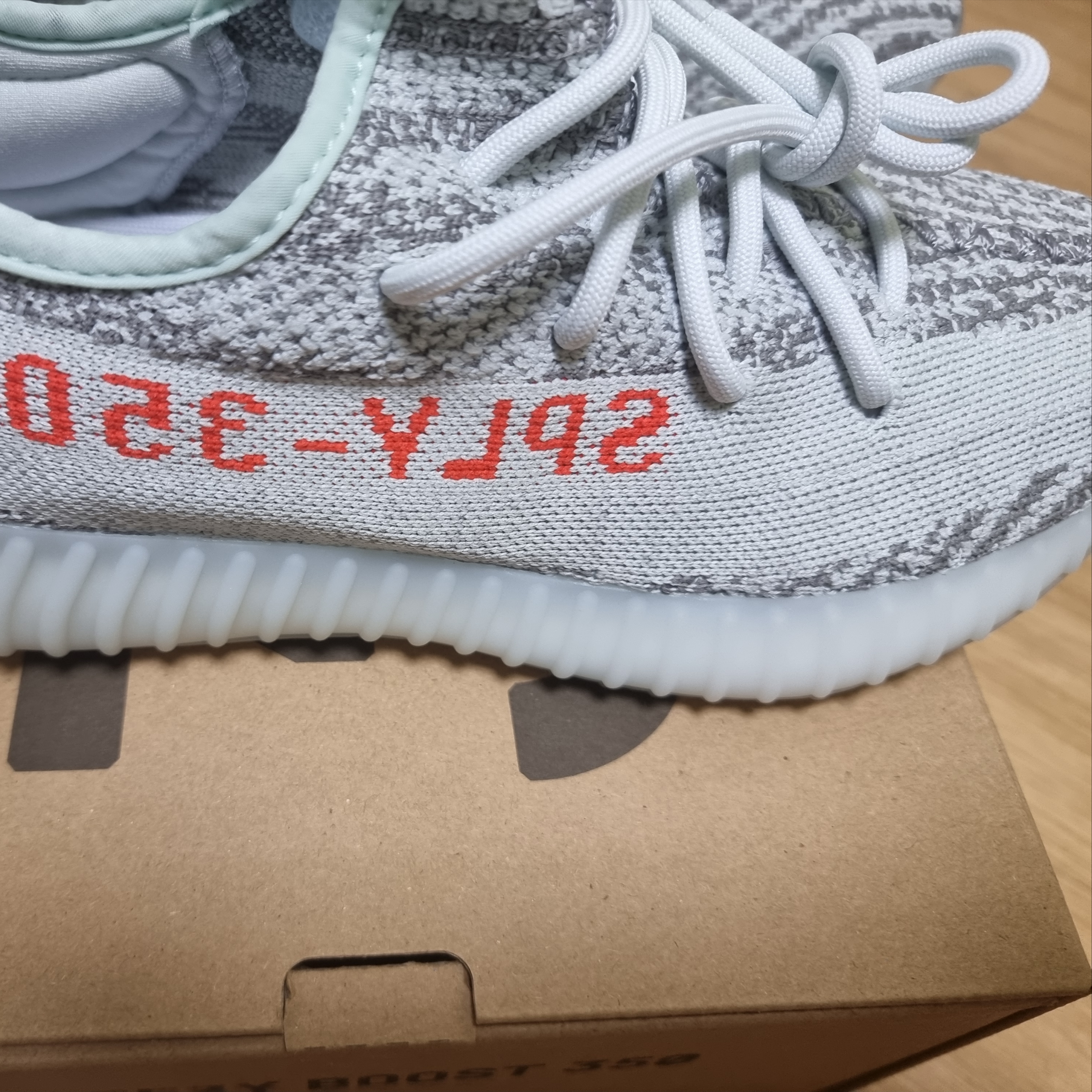 Adidas Yeezy Boost 350 V2 Blue Tint 2017 착용 스타일 - 3