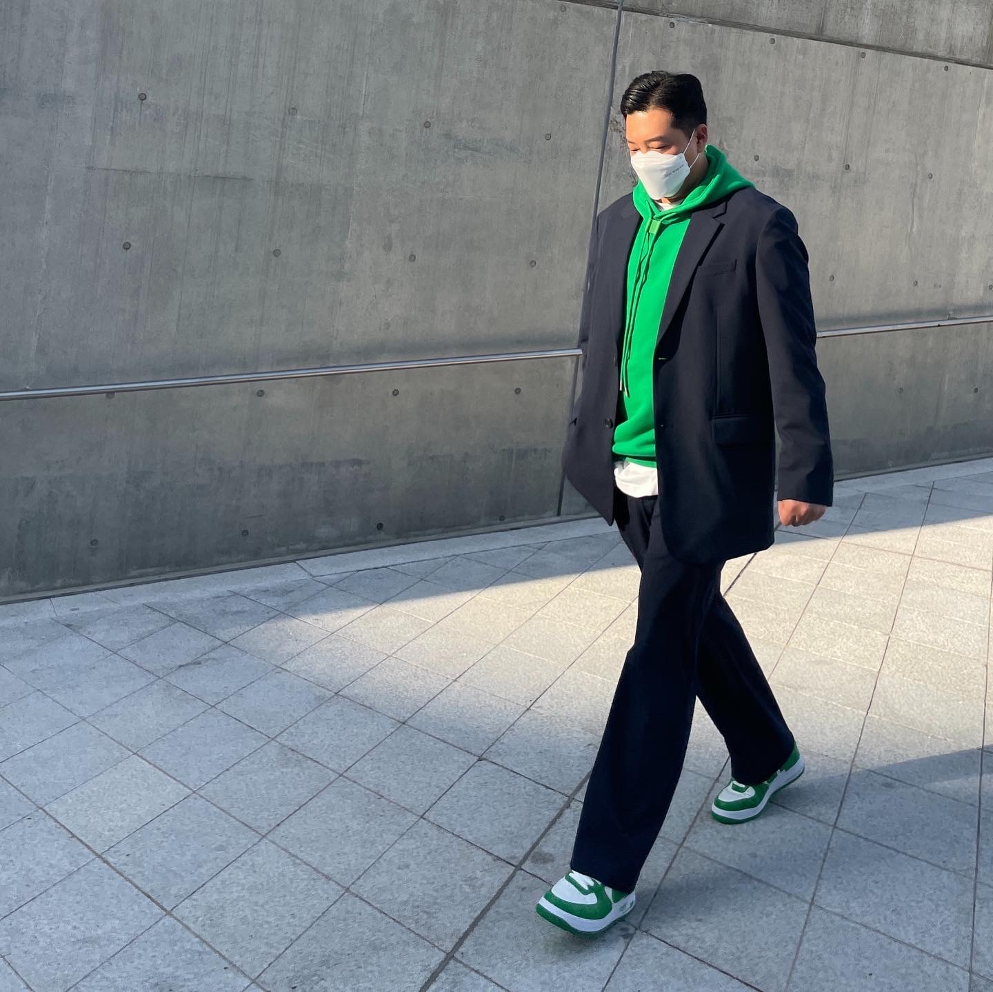 Louis Vuitton x Nike Air Force 1 Low by Virgil Abloh White Gym Green 착용 스타일 - 1