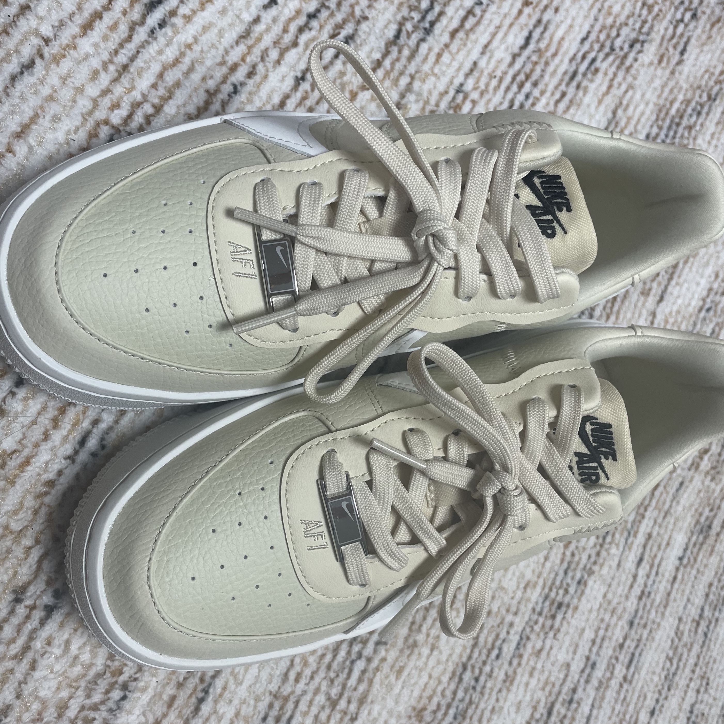 (W) Nike Air Force 1 PLT.AF.ORM Fossil and White 착용 스타일 - 4