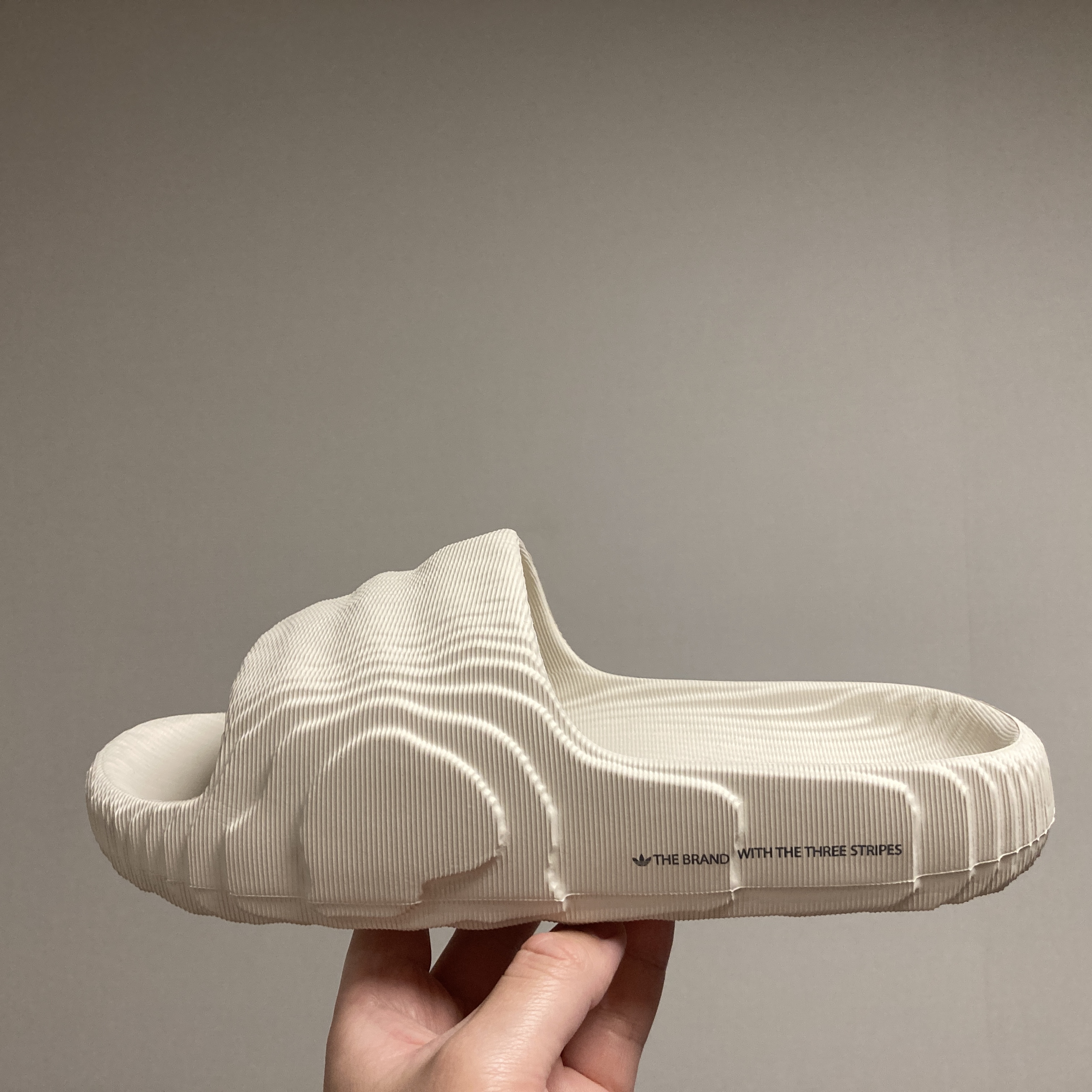 Adidas Adilette 22 Aluminium 착용 스타일