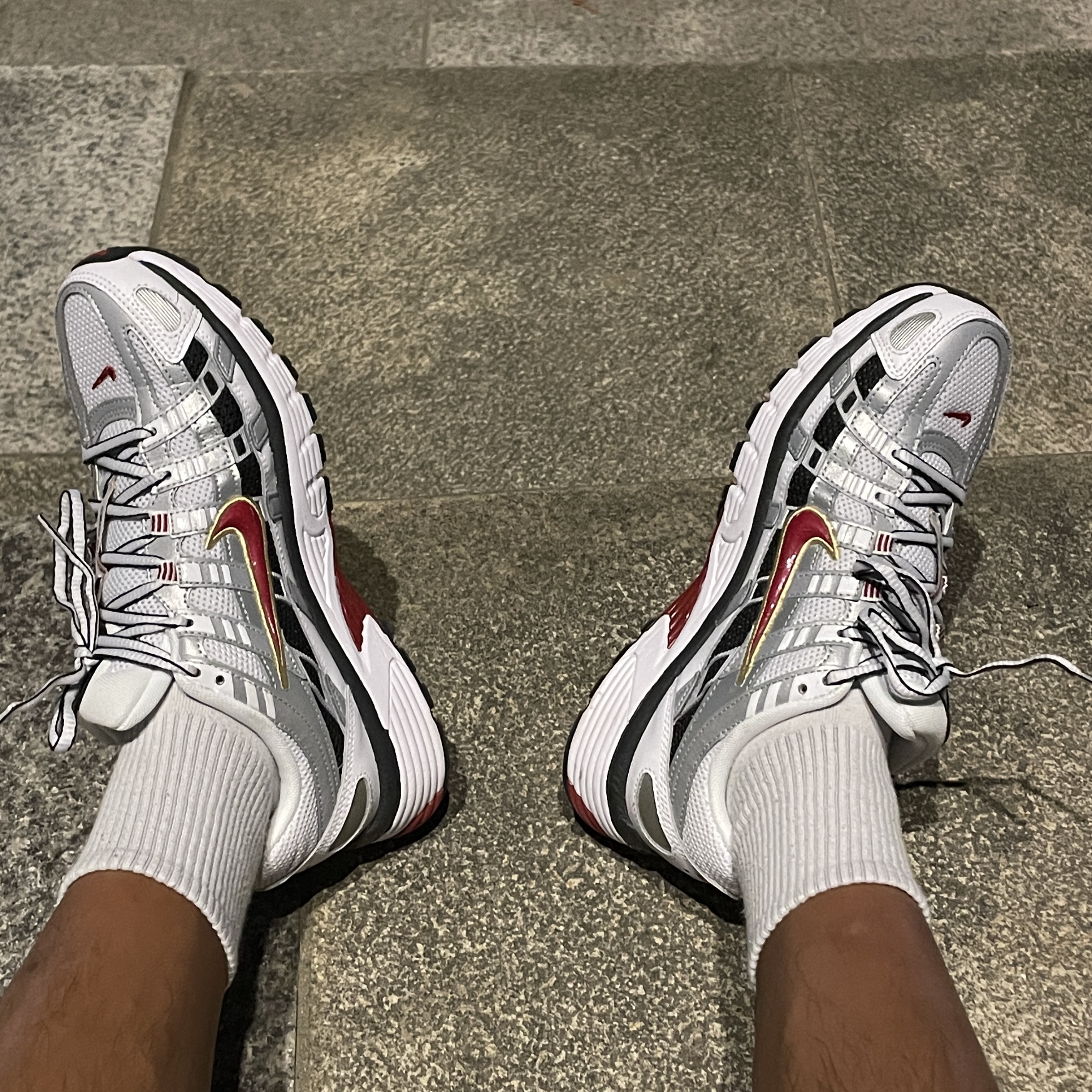 (W) Nike P-6000 Metallic Silver Red 착용 스타일 - 2